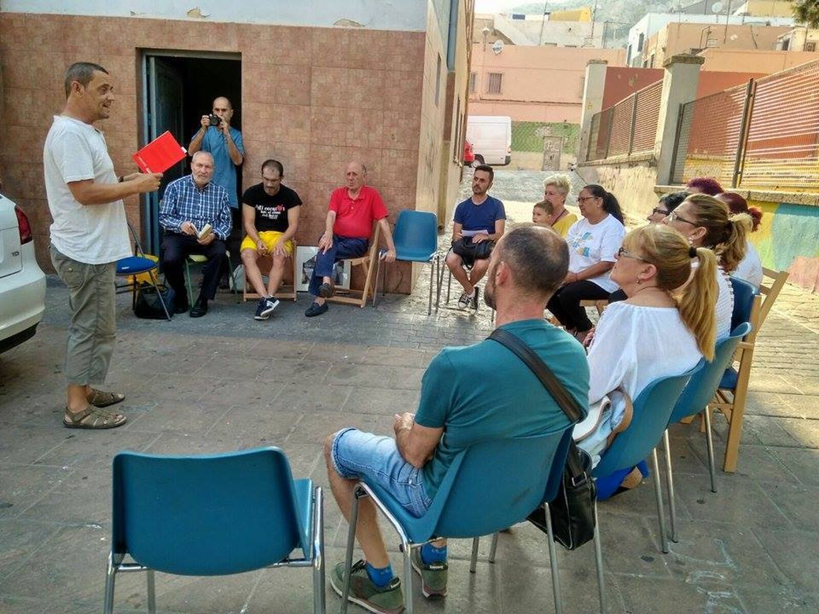 Un grupo de vecinos de La Chanca leyeron ayer fragmentos del libro que Goytisolo dedicó al barrio.