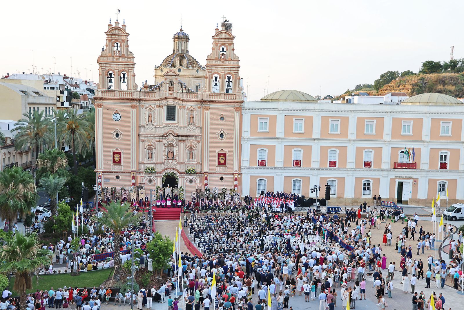 Imágenes del Rosario Jubilar rociero celebrado por las 25 hermandades filiales de la Matriz de Almonte en La Merced