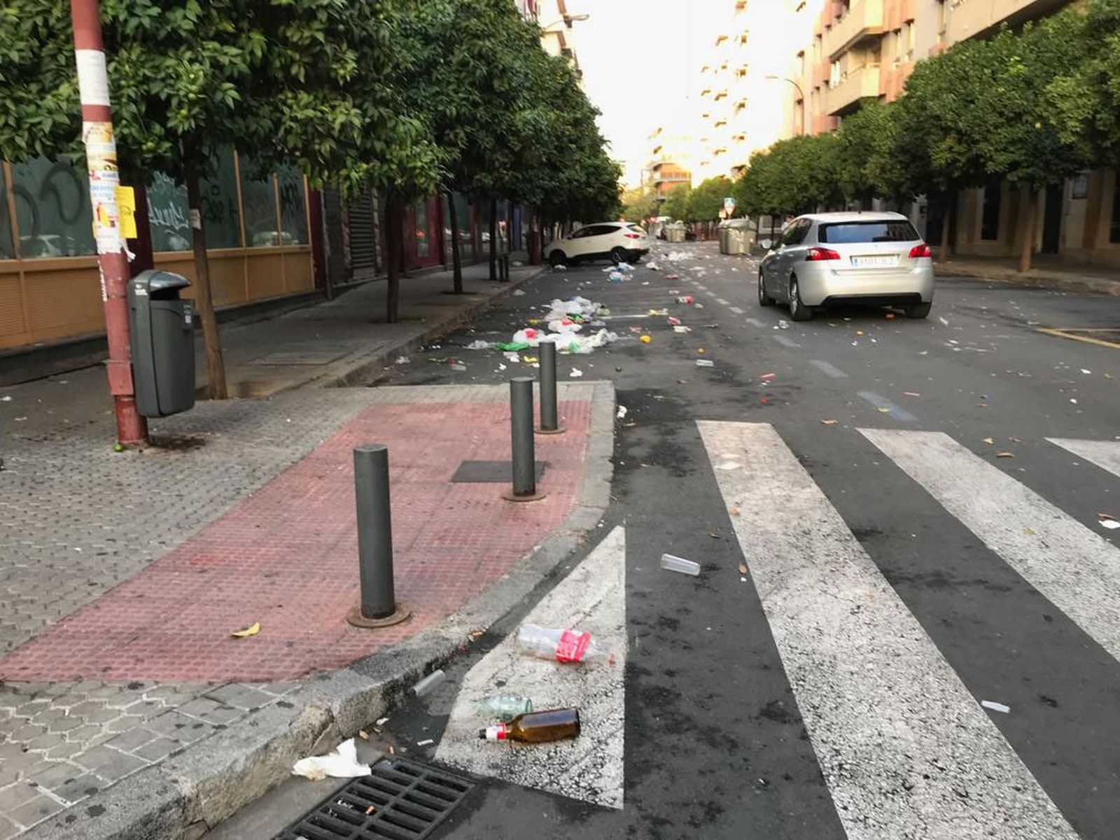 Restos de 'botellona' en Viapol y Parque de los Príncipes