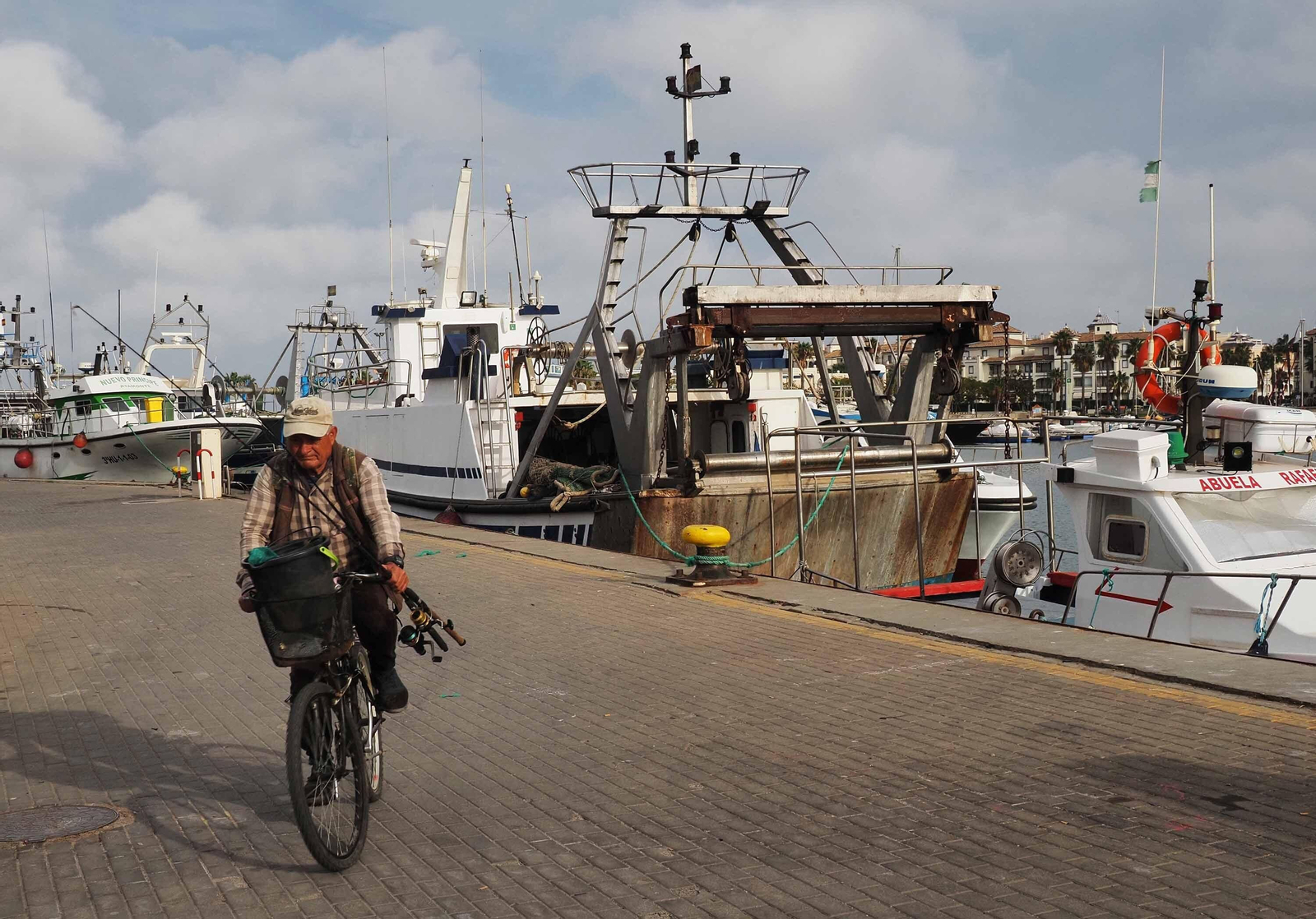 Buques de arrastre amarrados en el puerto de Punta del Moral.
