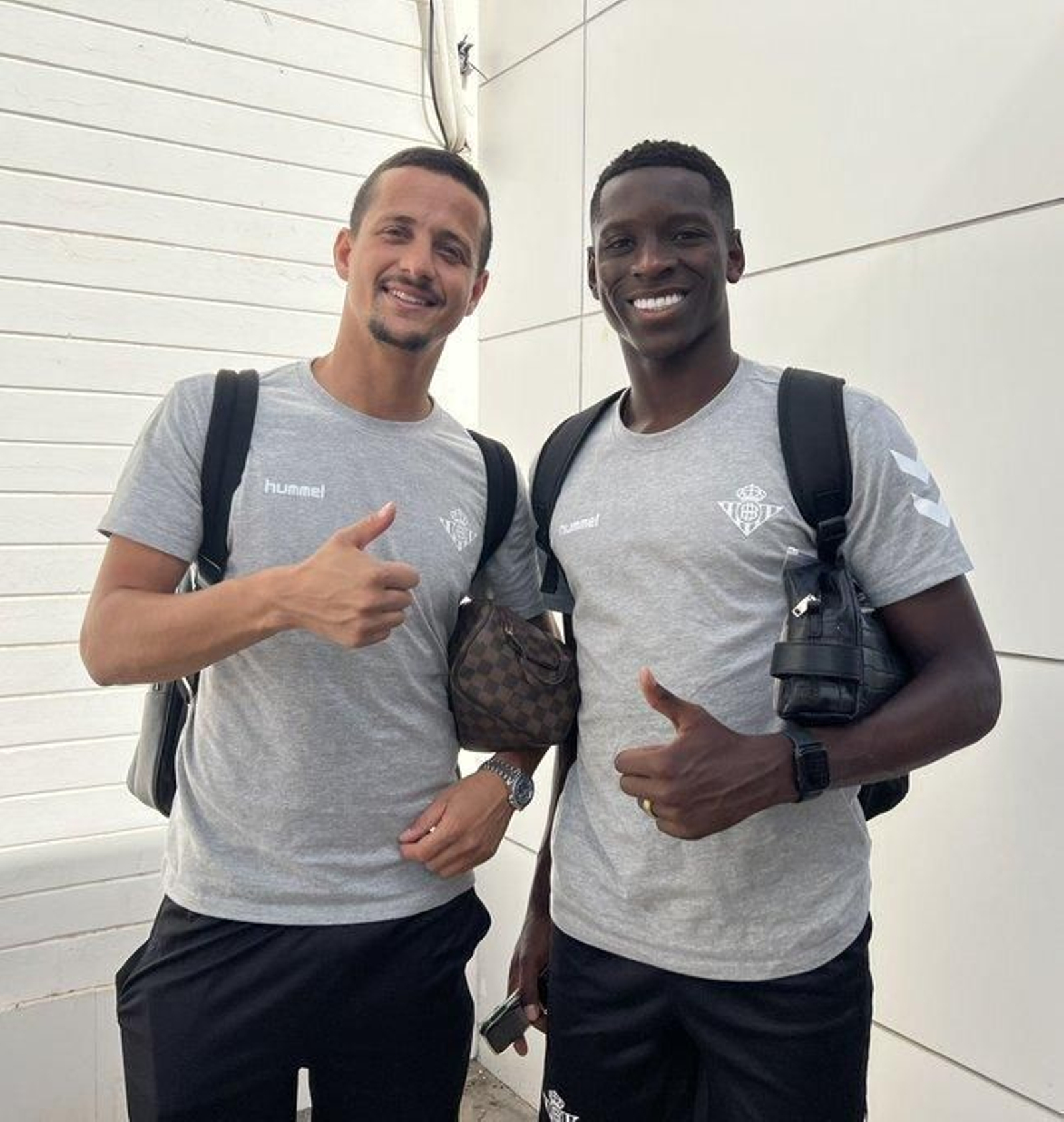 Luiz Felipe y Luiz Henrique posan en el Aeropuerto San Pablo.