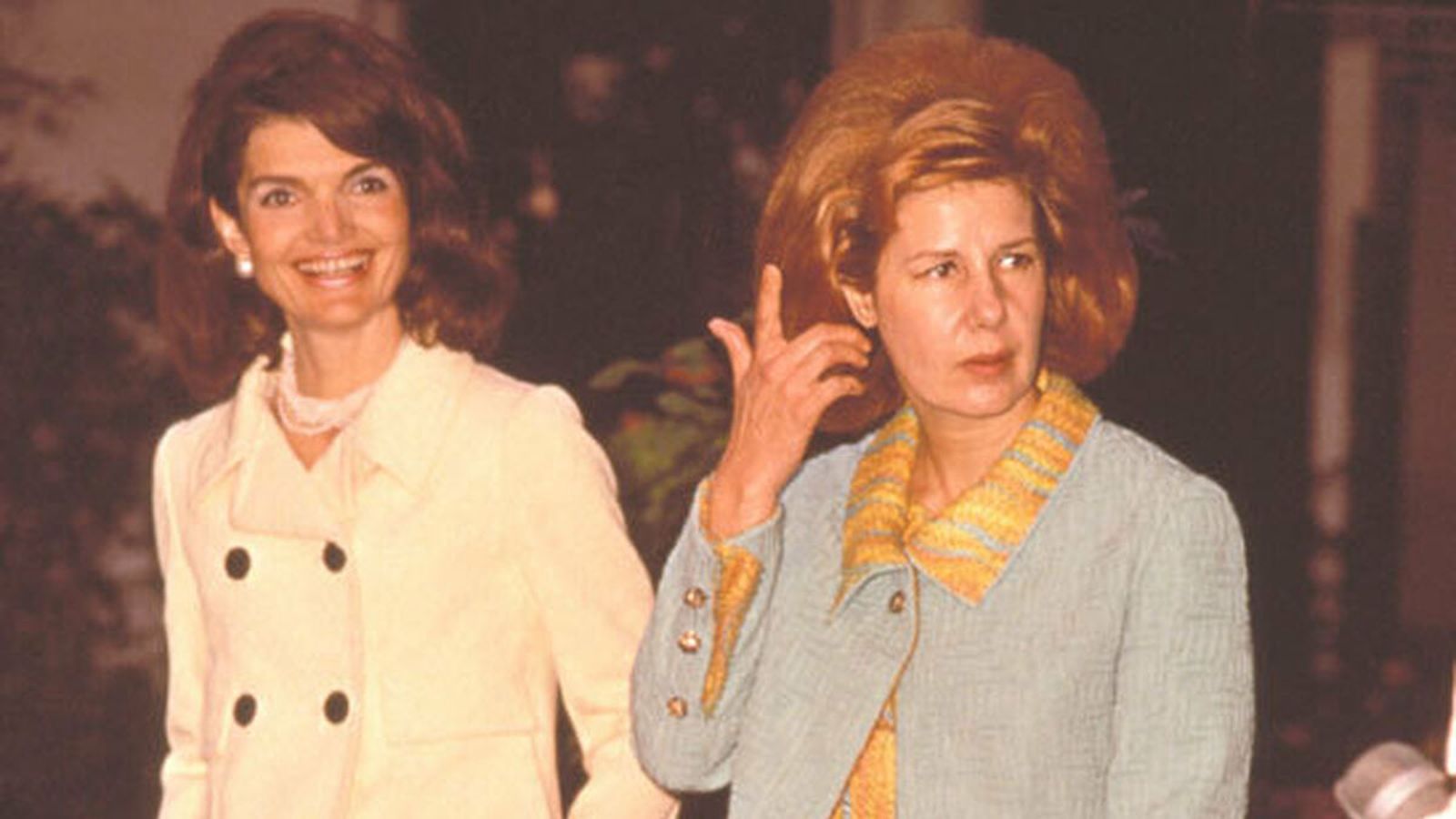 Cayetana ejerciendo de anfitriona en Sevilla con Jackeline Kennedy, esposa de JFK.