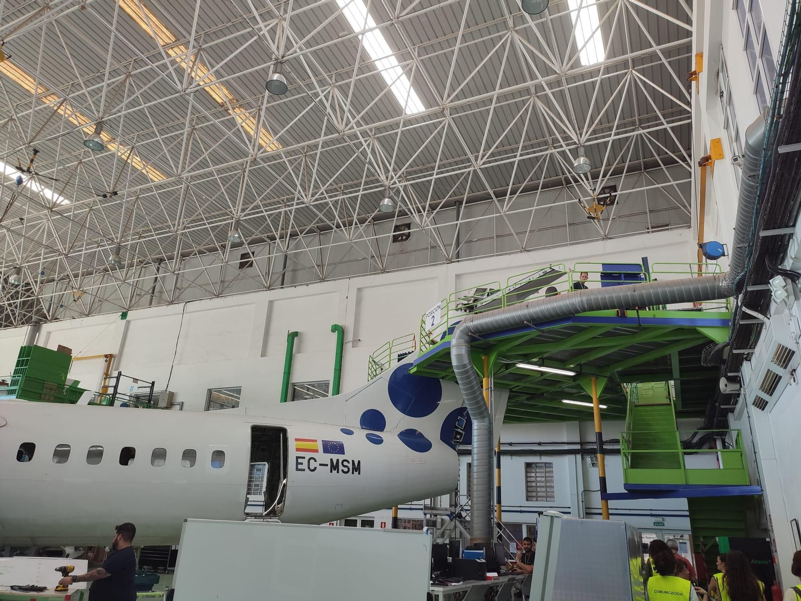 Un paseo en imágenes por el hangar de Binter, donde se revisan los aviones que vuelan a Córdoba