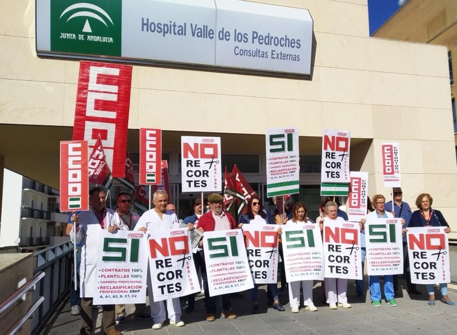Un momento de la concentración en el hospital de Pozoblanco.