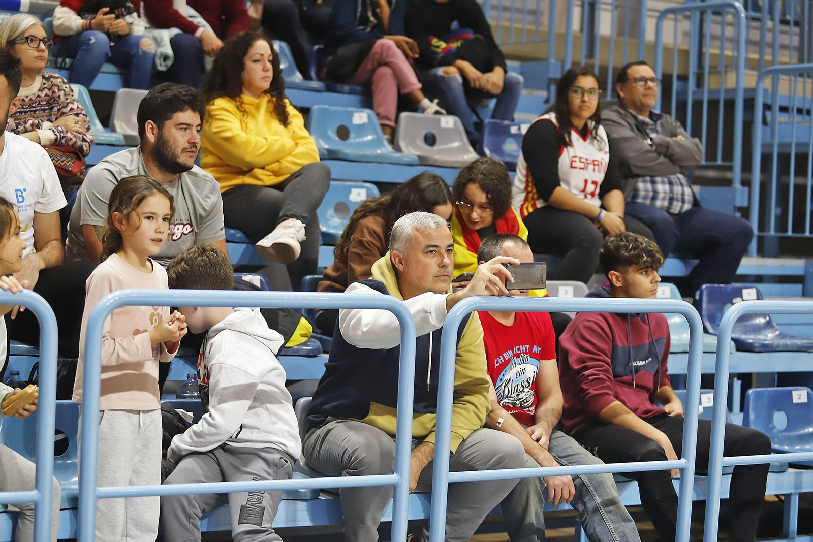 Ambiente en las gradas en el partido de la selección Española femenina de baloncesto contra Islnadia