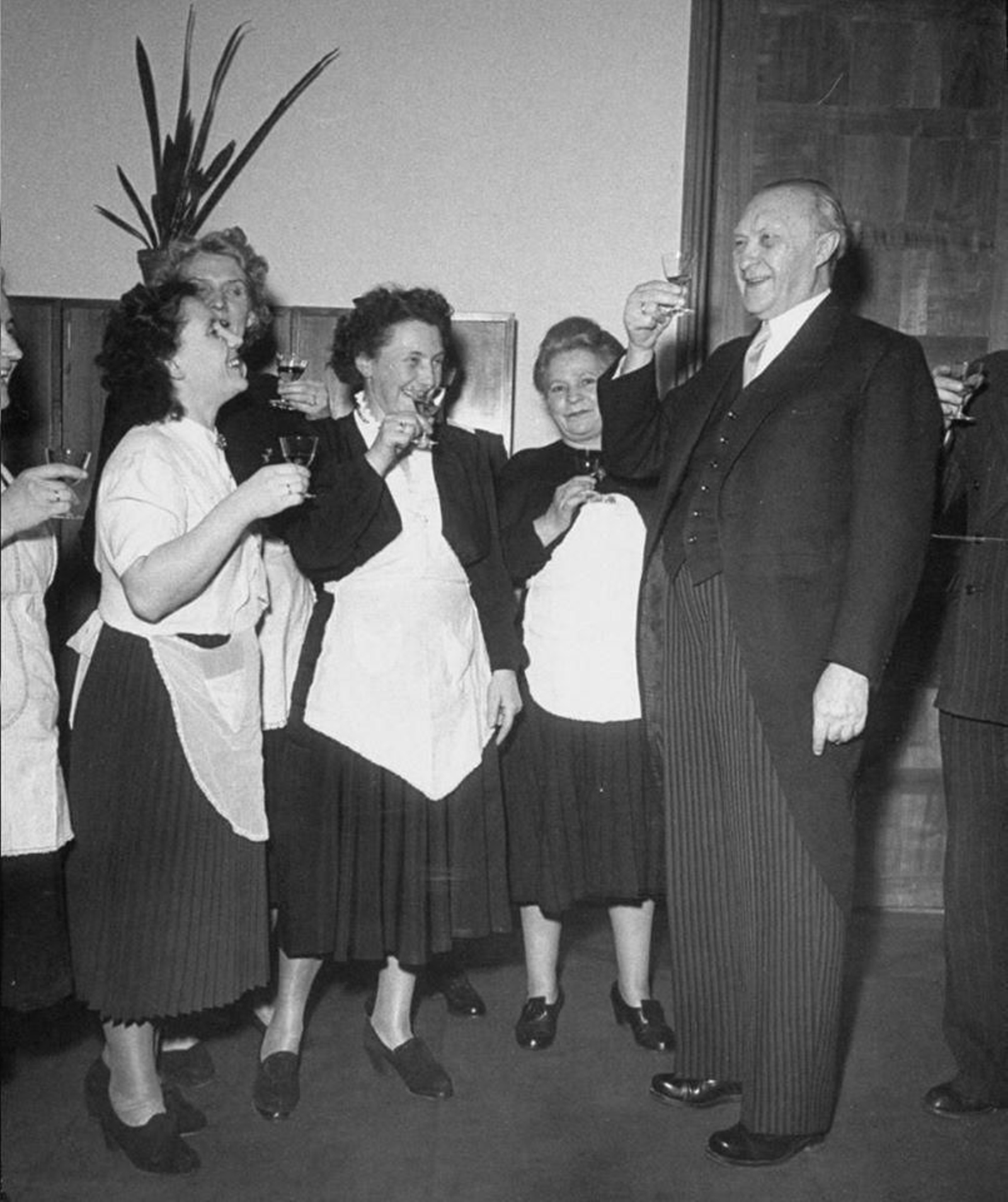 Konrad Adenauer brinda con jerez.