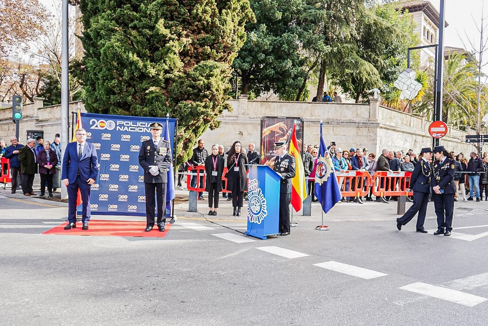 Fotogalería: Granada iza la bandera de España en el bicentenario de la Policía Nacional