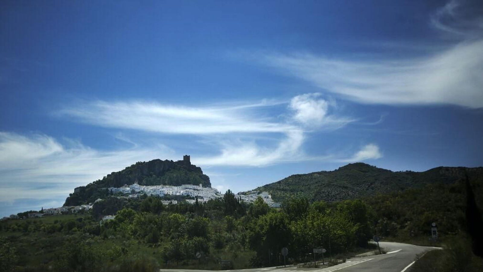 Camino a Zahara de la Sierra, al fondo.