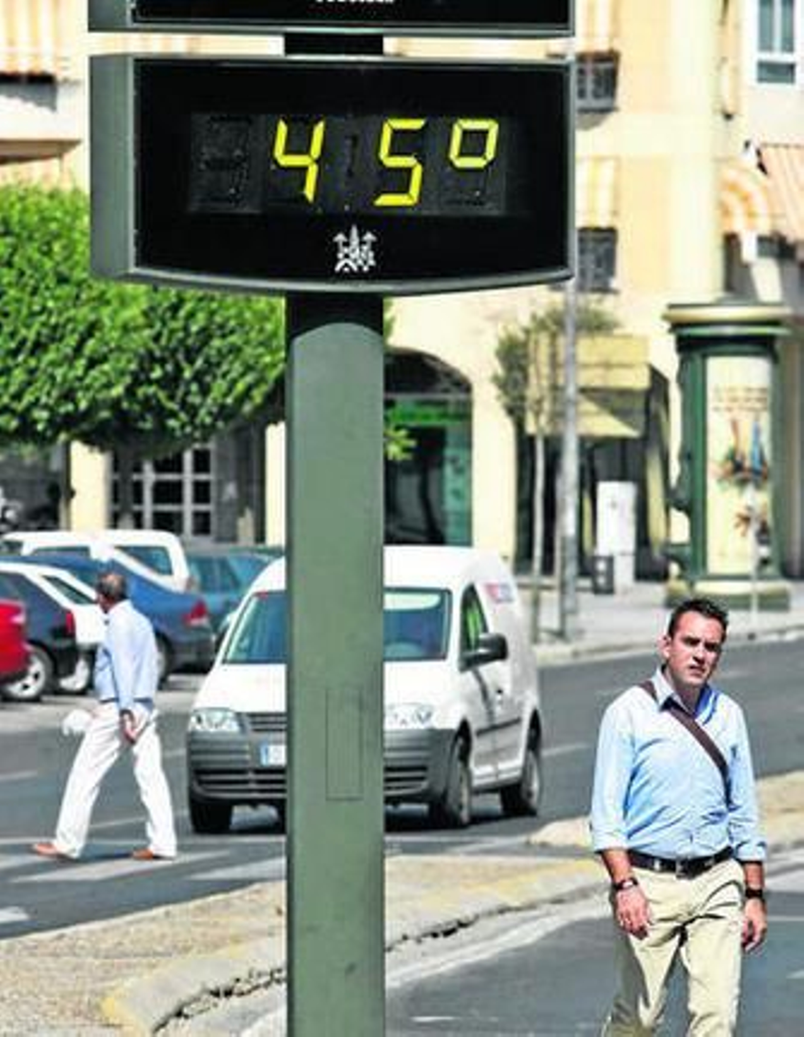 Un termómetro señala 45 grados centígrados. Un termómetro señala 45 grados centígrados.