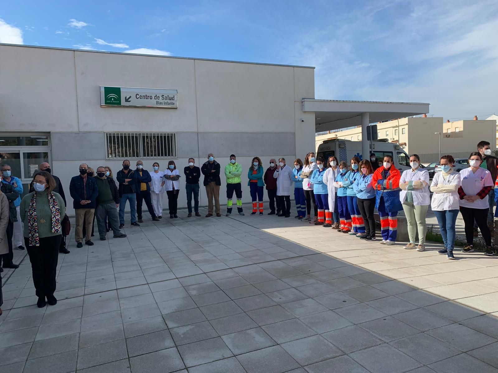Un momento del acto homenaje a las puertas del centro de salud de Coria del Río.