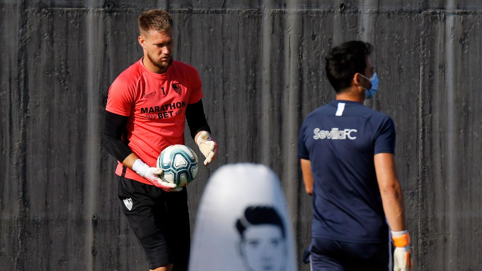 Tomáš Vaclík entrenando junto a José Luis Silva.
