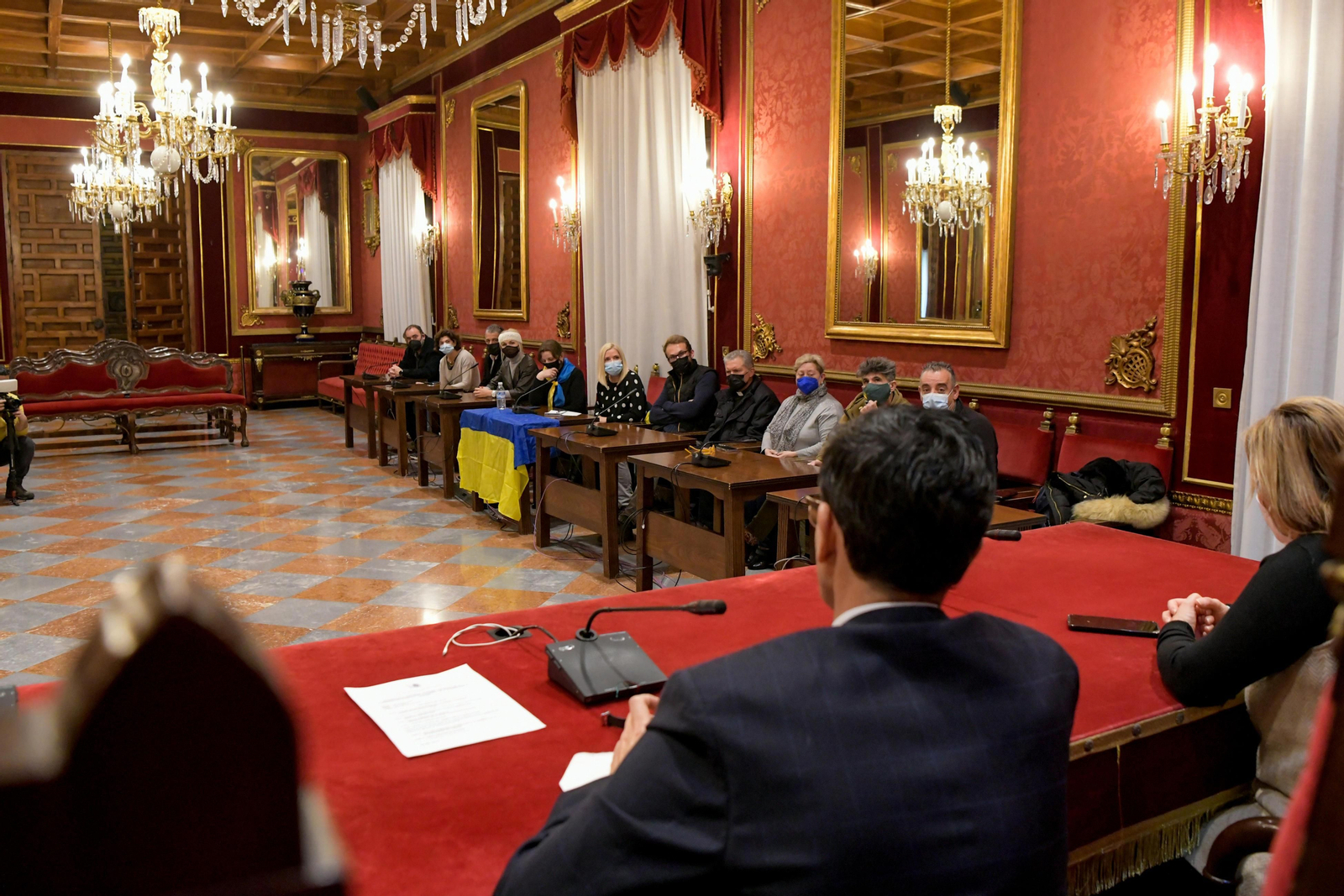 Imagen de un encuentro de concejales del Ayuntamiento de Granada con representantes de la comunidad ucraniana