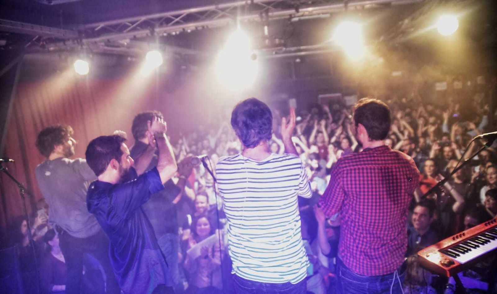 Full y su audiencia se dan aplausos recíprocos tras un gran concierto.