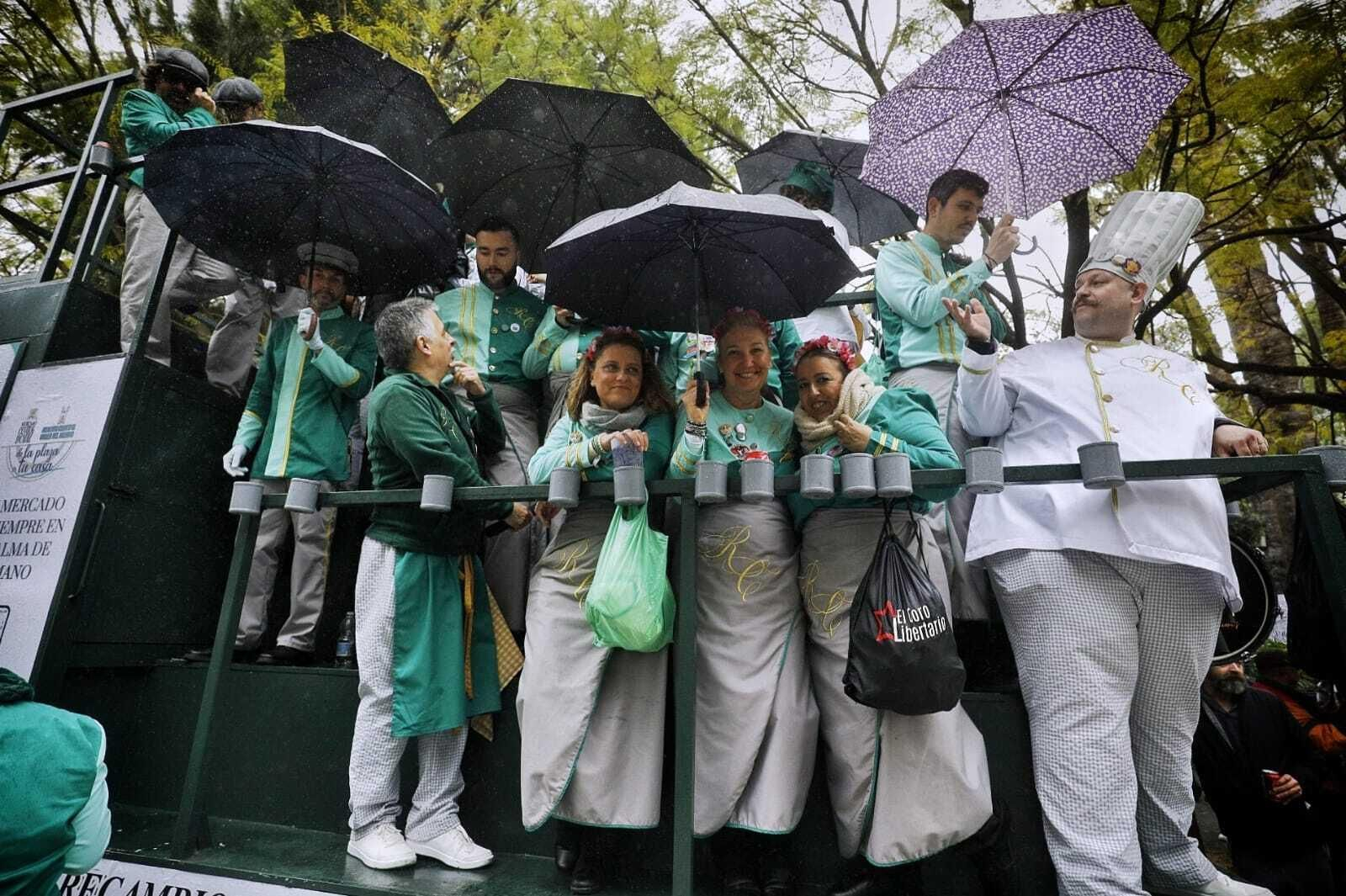 Las mejores imágenes de un Lunes de Coros pasado por agua en el Carnaval de Cádiz 2024
