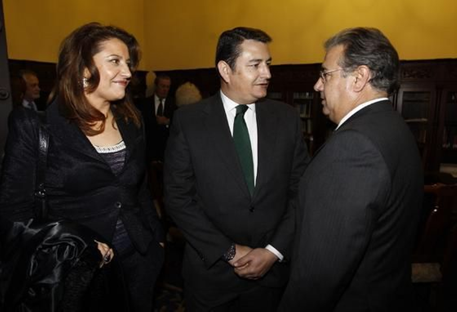 La delegada del Gobierno, Carmen Crespo, conversa con el secretario general del PP de Andalucía, Antonio Sanz, y el alcalde de Sevilla, Juan Ignacio Zoido, antes del inicio del acto. 

Foto: Antonio Pizarro / Juan Carlos Vázquez / Victoria Hidalgo / Manuel Gómez