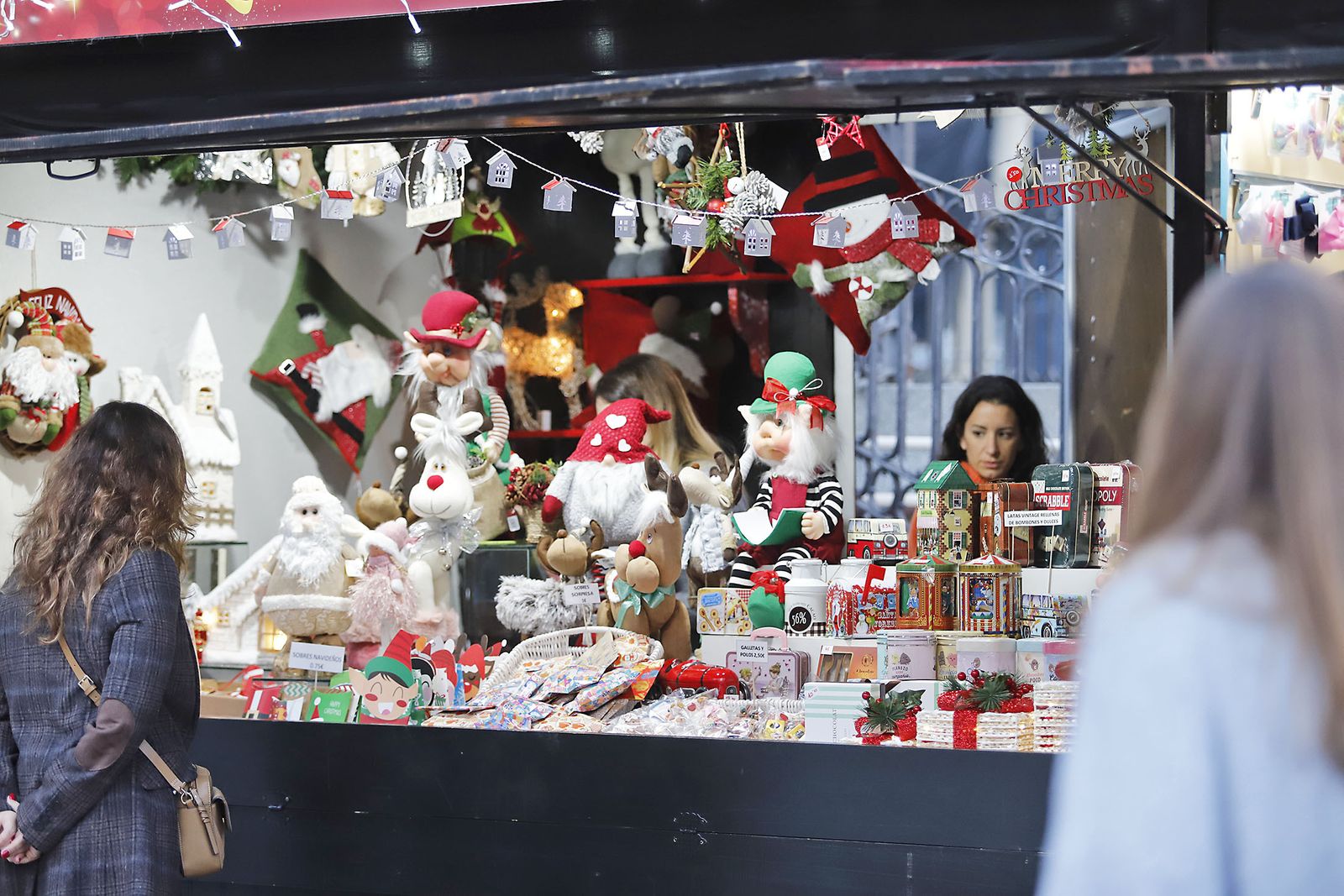 Imágenes del mercado navideño de la Plaza de Las Monjas