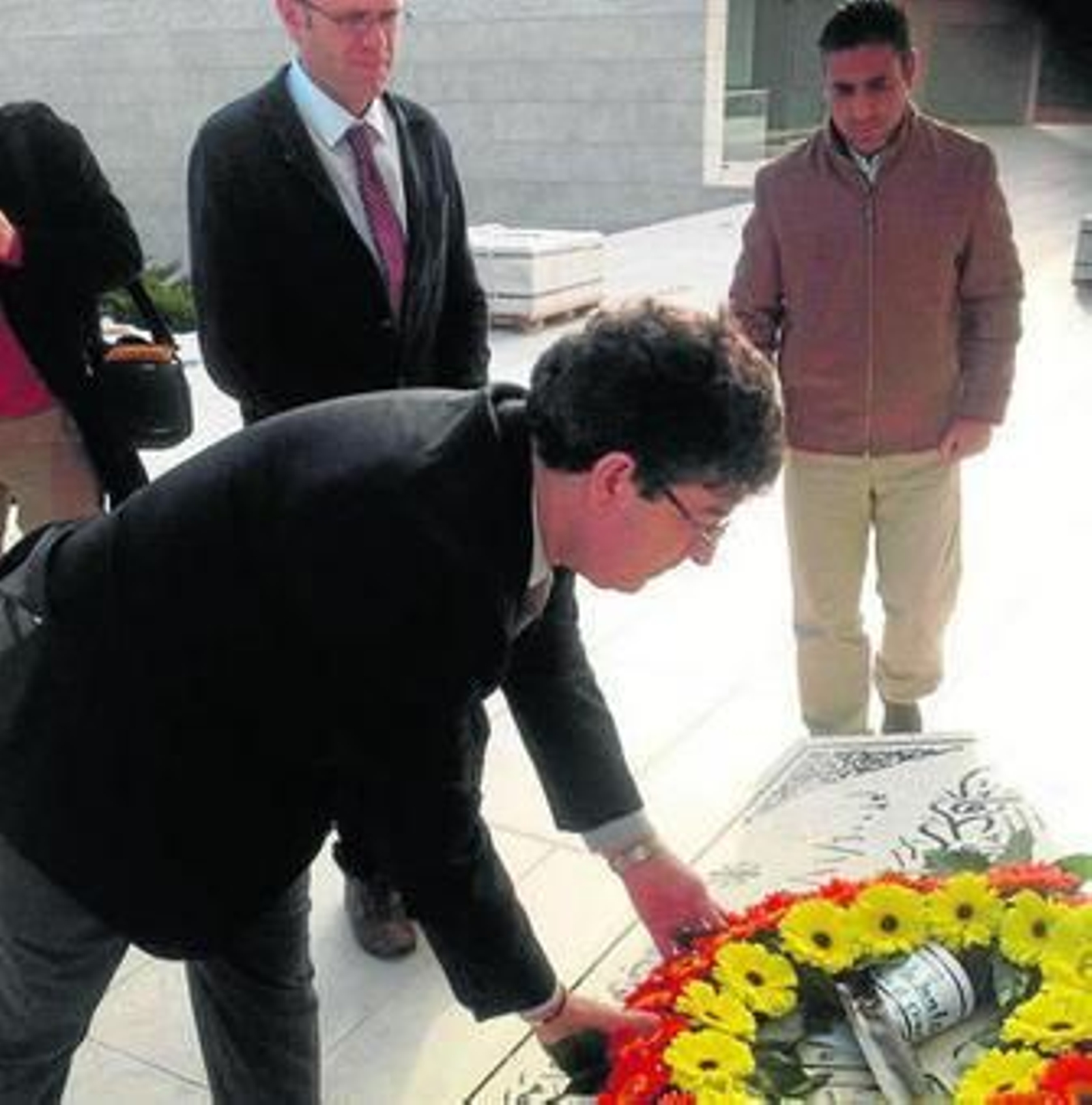 El vicepresidente de la Junta de Andalucía, Diego Valderas, coloca unas flores sobre la tumba de Arafat.