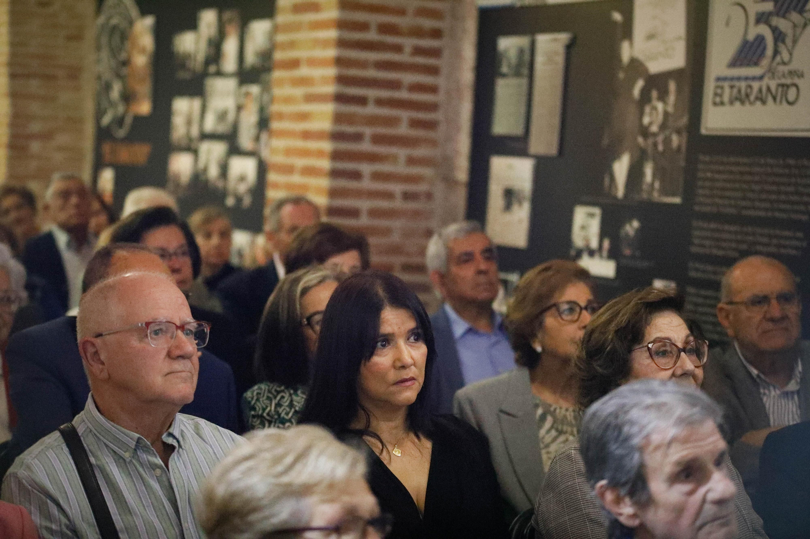 Entrega de Anagrama de Oro y Brillantes de la Ciudad de Almería a Andrés Caparrós en imágeness