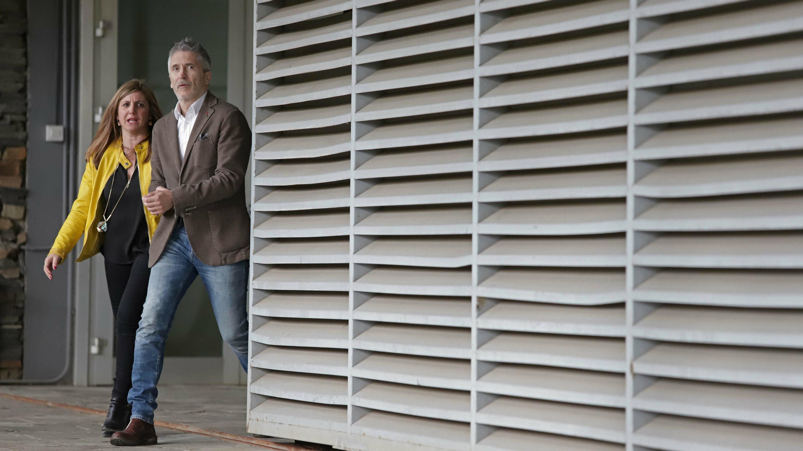 Fernando Grande-Marlaska e Irene García saliendo de la Cámara de Comercio tras reunirse con representantes de la AGI.