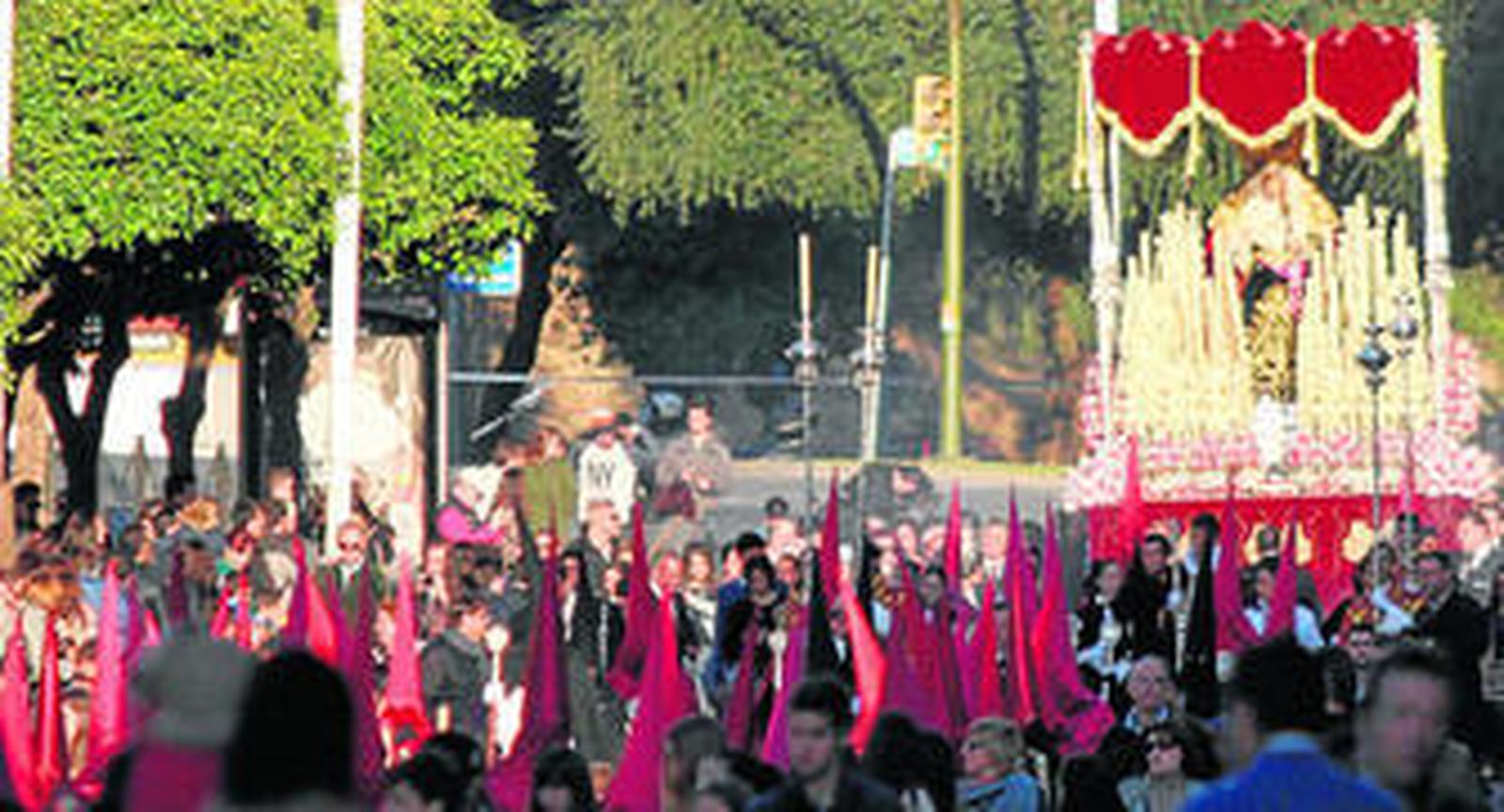 1. El paso de misterio del Señor de la Fe lució el estreno del dorado de los candelabros delanteros. 2. Uno de los acólitos que acompañó el paso de palio de Nuestra Señora de la Caridad. 3. Cuerpo de penitentes de la titular de la Fe, a su paso por la Plaza de España, rumbo al centro de la capital. 4. La cruz de guía iba flanqueda por los faroles. El cortejo además, iba acompañado de buen número de vecinos de Viaplana.