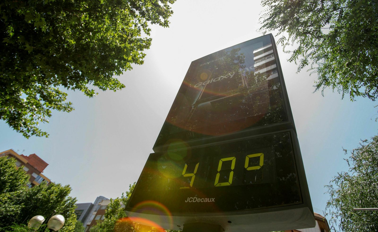 Un reloj-termómetro urbano marca 40ºC.