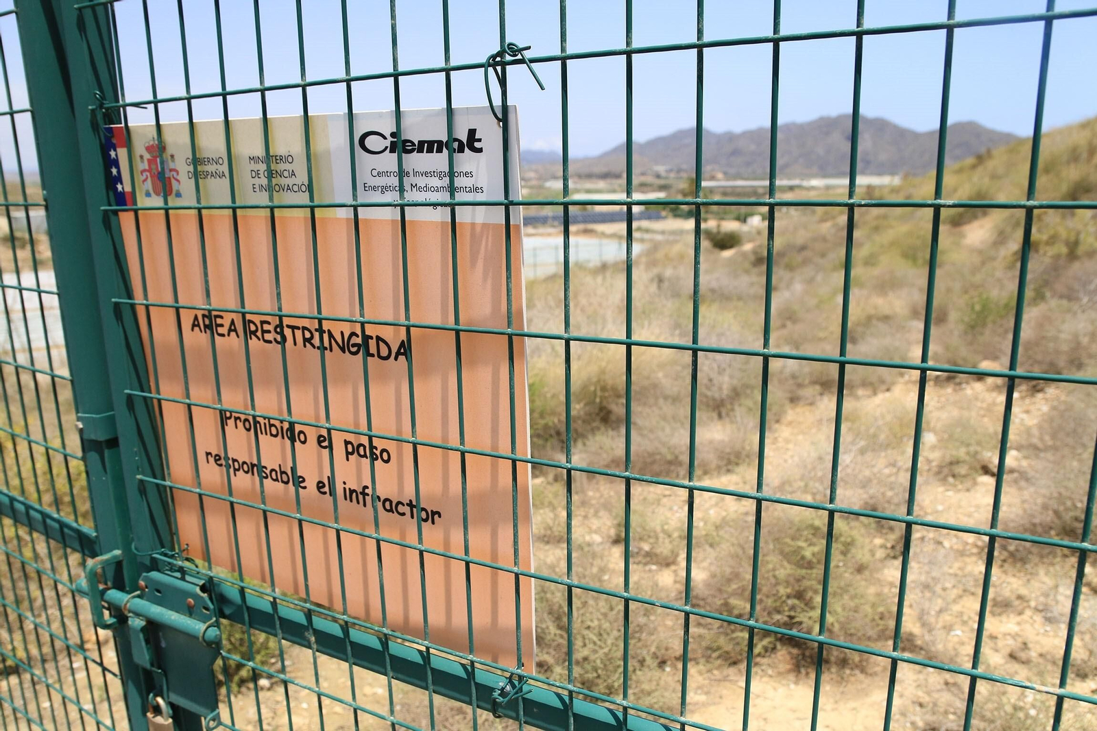 Área restringida de acceso a las tierras contaminadas.