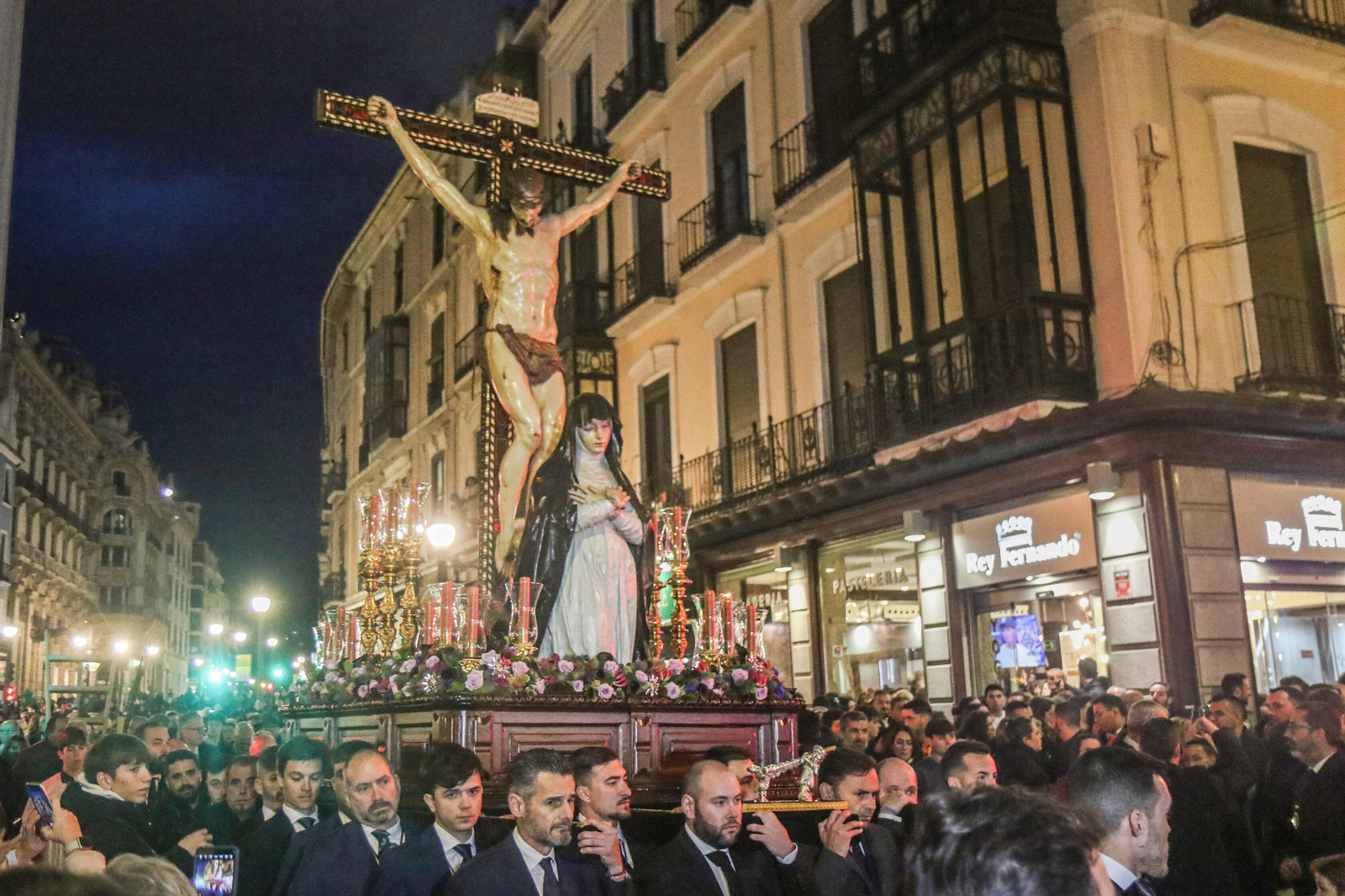 Fotogalería | El vía crucis de las cofradías de Granada en imágenes