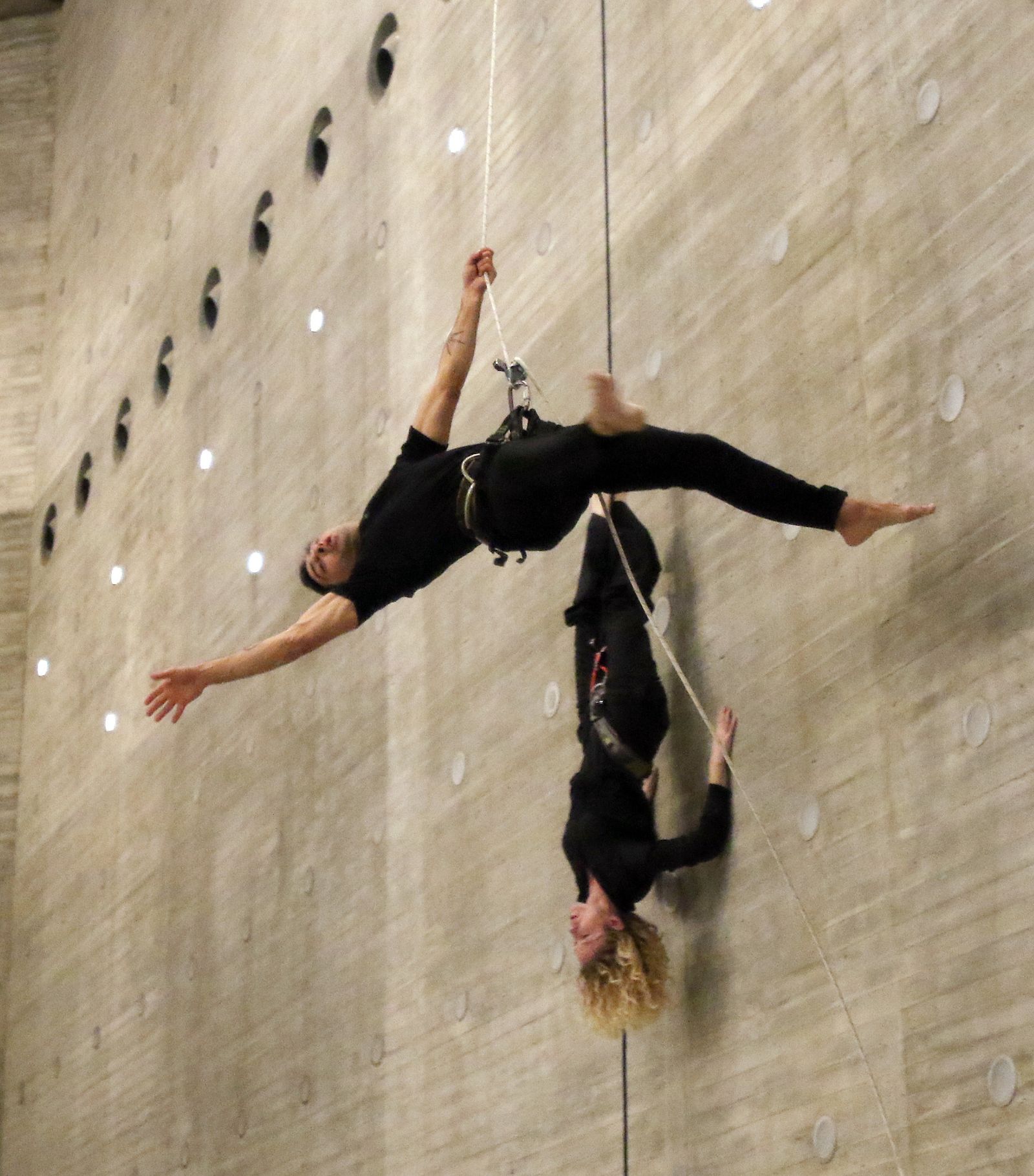 La compañía B612, durante su espectáculo de danza vertical.