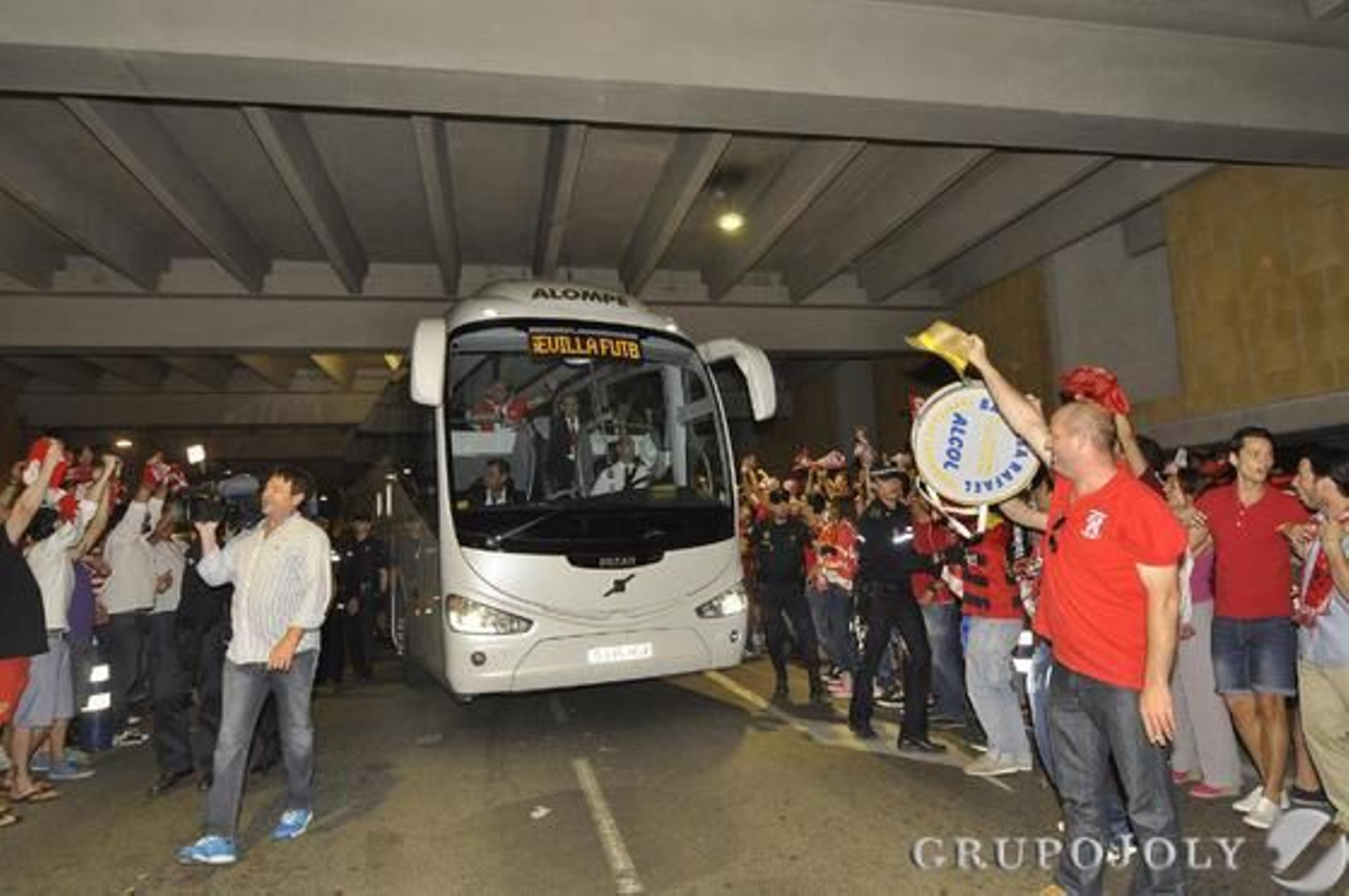 El Sevilla llega al aeropuerto arropados por cientos de aficionados.  Foto: Manuel Gomez