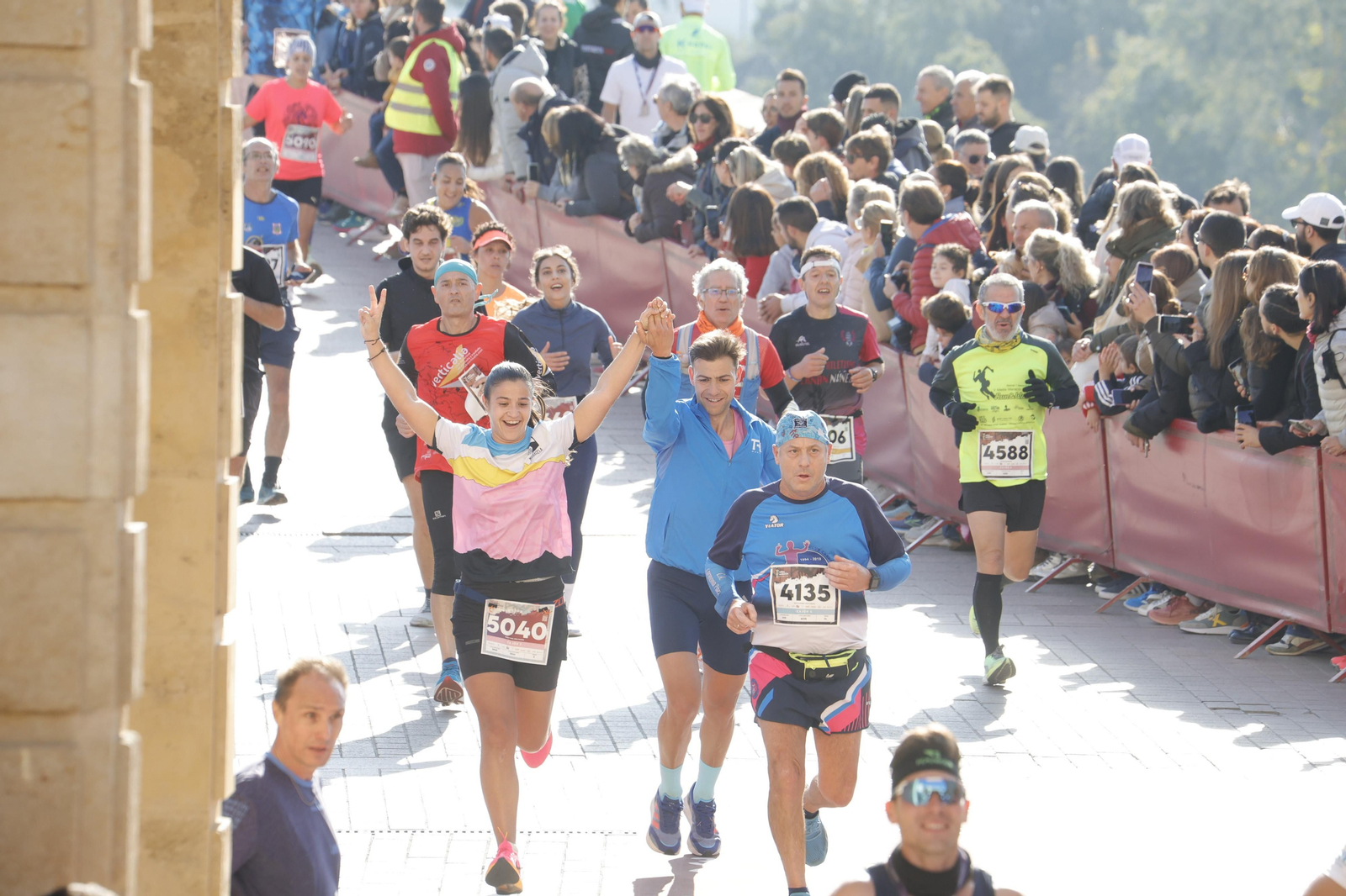 Media Maratón de Córdoba 2023: La gloria de cruzar la Puerta del Puente, en imágenes