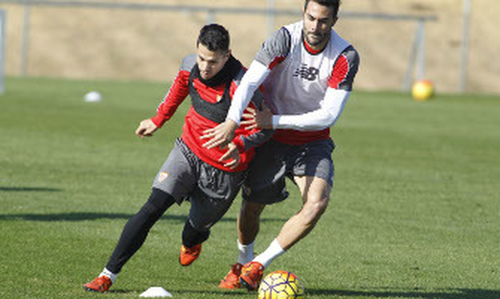 Iborra trata de frenar a Vitolo metiéndole el cuerpo en un lance de un entrenamiento. / Antonio Pizarro