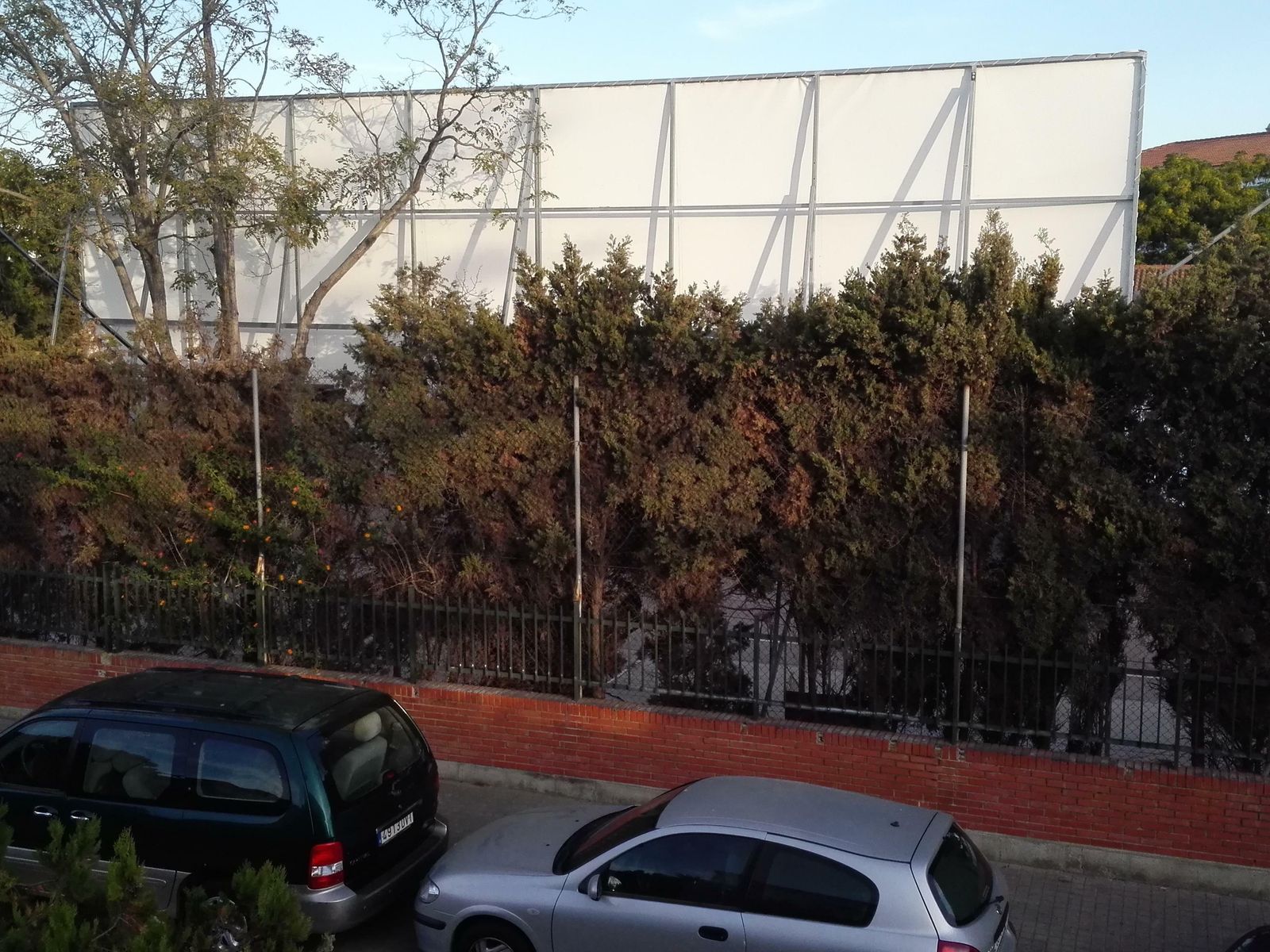 Parte trasera de la pantalla del cine de verano, a escasos metros de la casa de una vecina afectada.