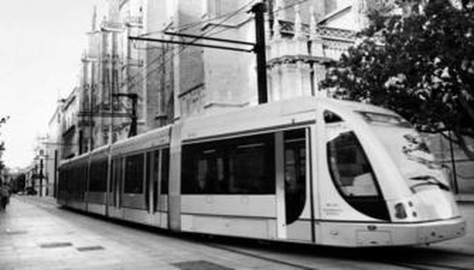 El tranvía, a punto de llegar a la estación del Archivo de Indias.