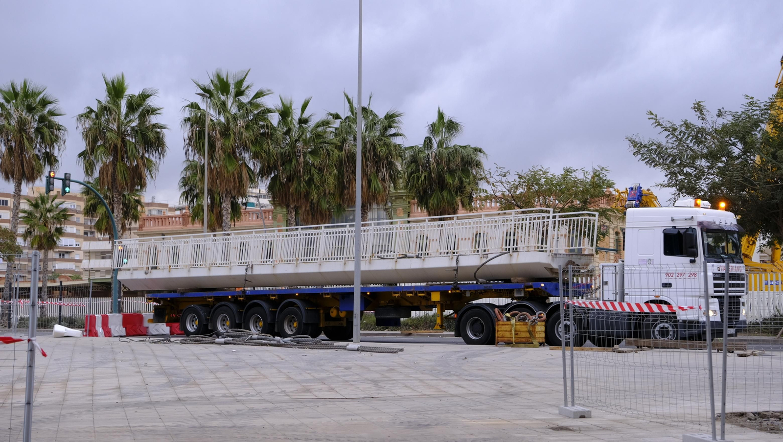Las imágenes de la pasarela de Renfe que pasa a mejor vida, en Almería