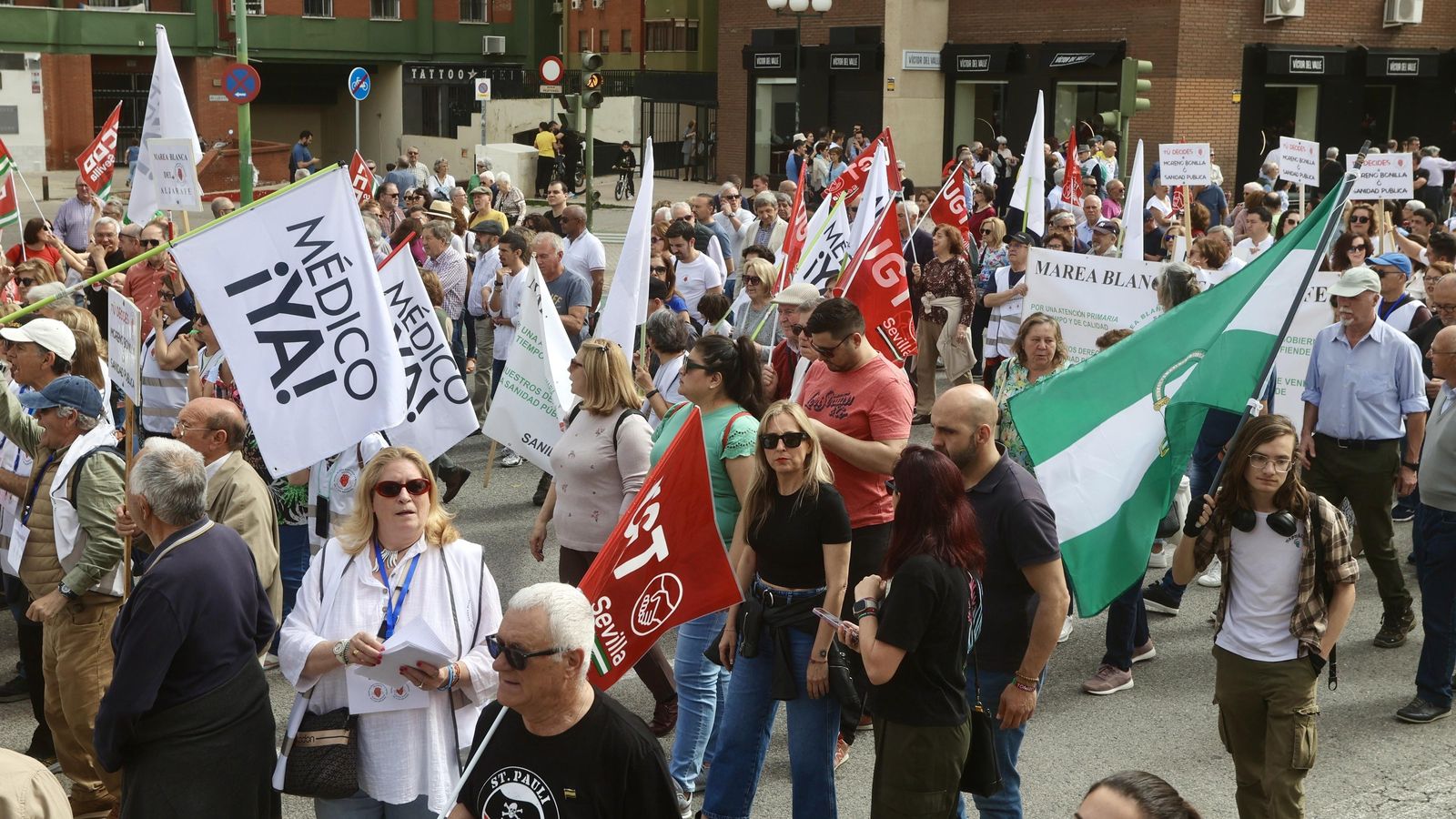Manifestantes a su paso por José Laguillo.