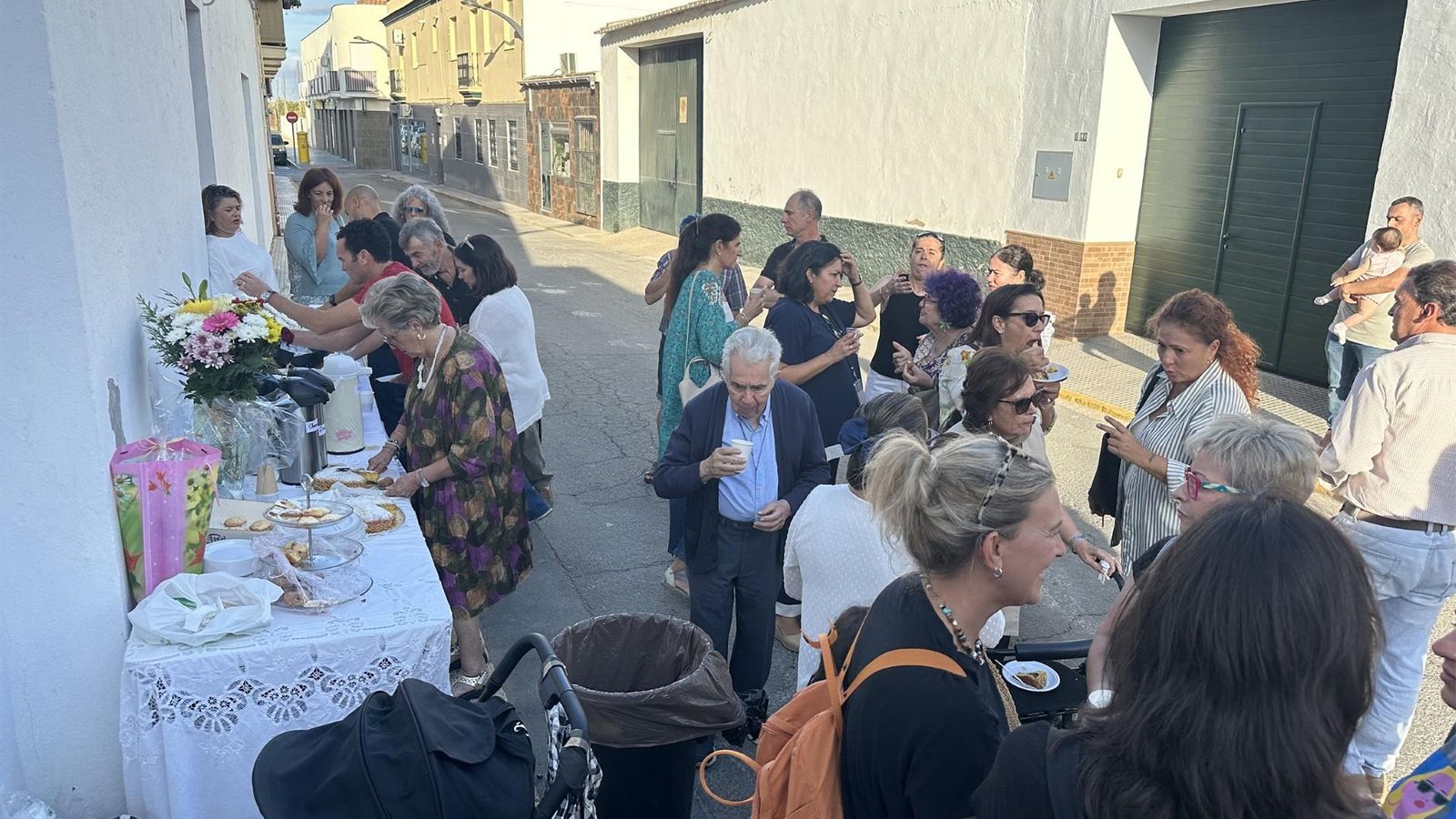 Vecinos y familiares toman café y dulces en la calle Odiel Vecinos y familiares toman café y dulces en la calle Odiel
