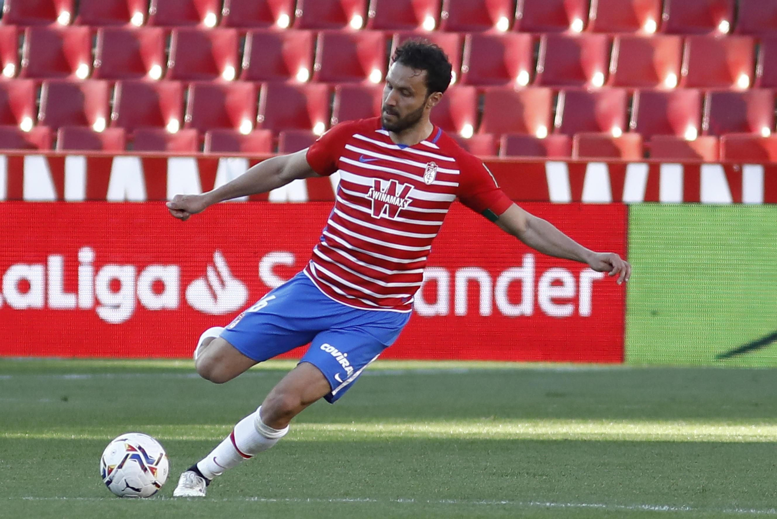 Germán prueba un pase en largo.