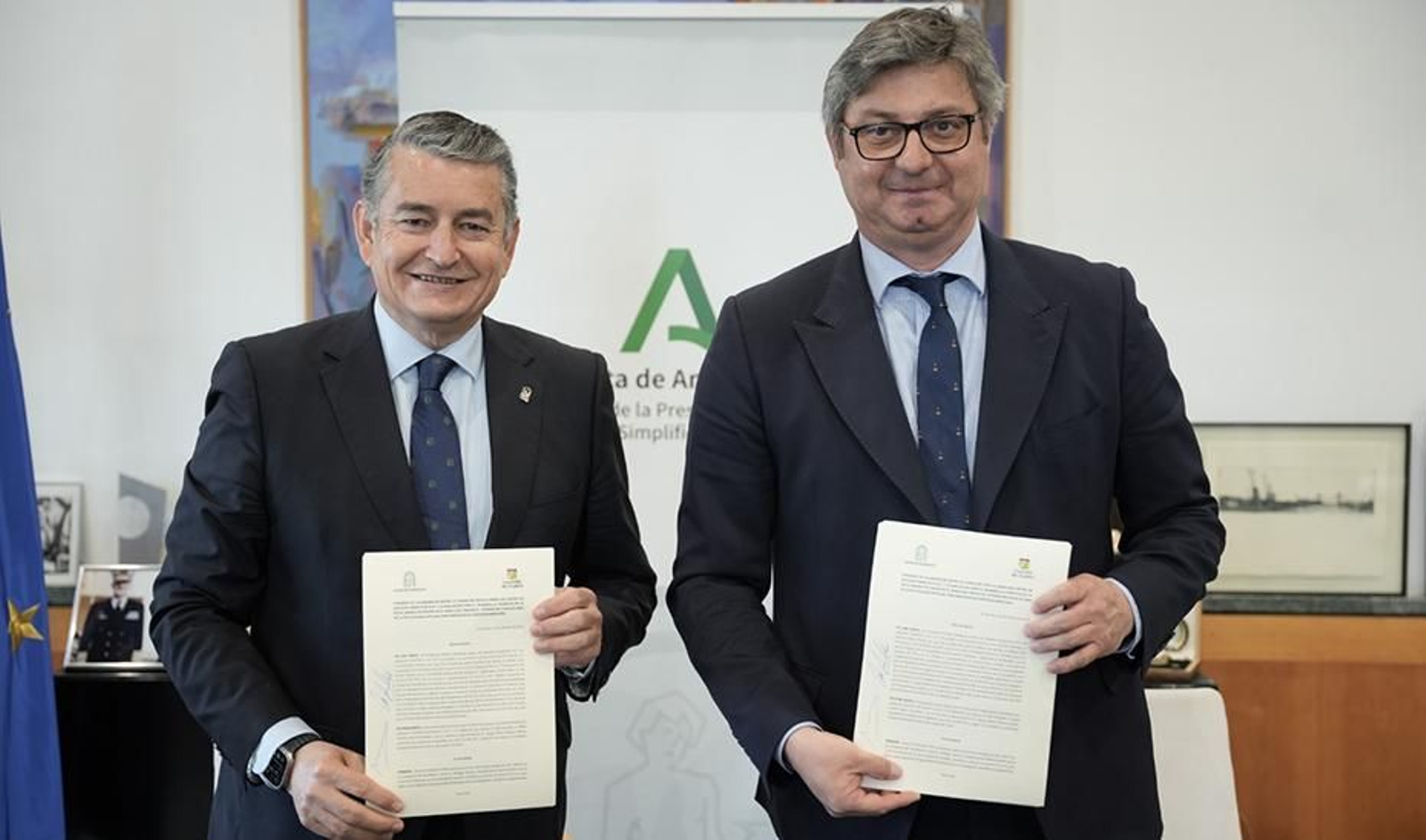 Antonio Sanz y Servio Velasco, tras la firma del convenio