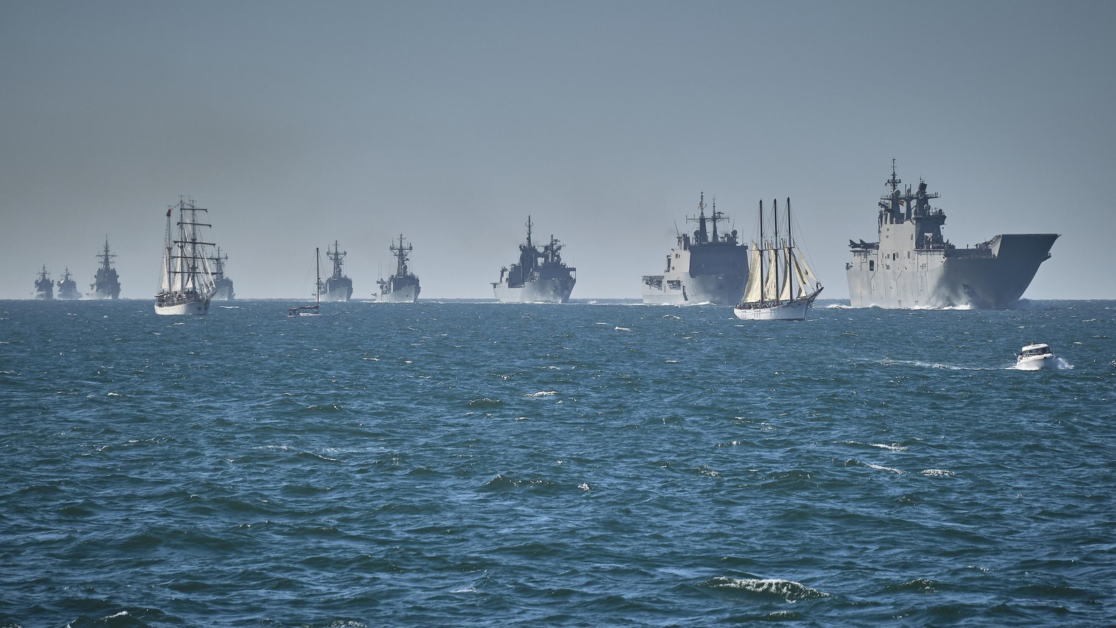 Parada naval y aérea en homenaje a Elcano en aguas de Sanlúcar. Parada naval y aérea en homenaje a Elcano en aguas de Sanlúcar.