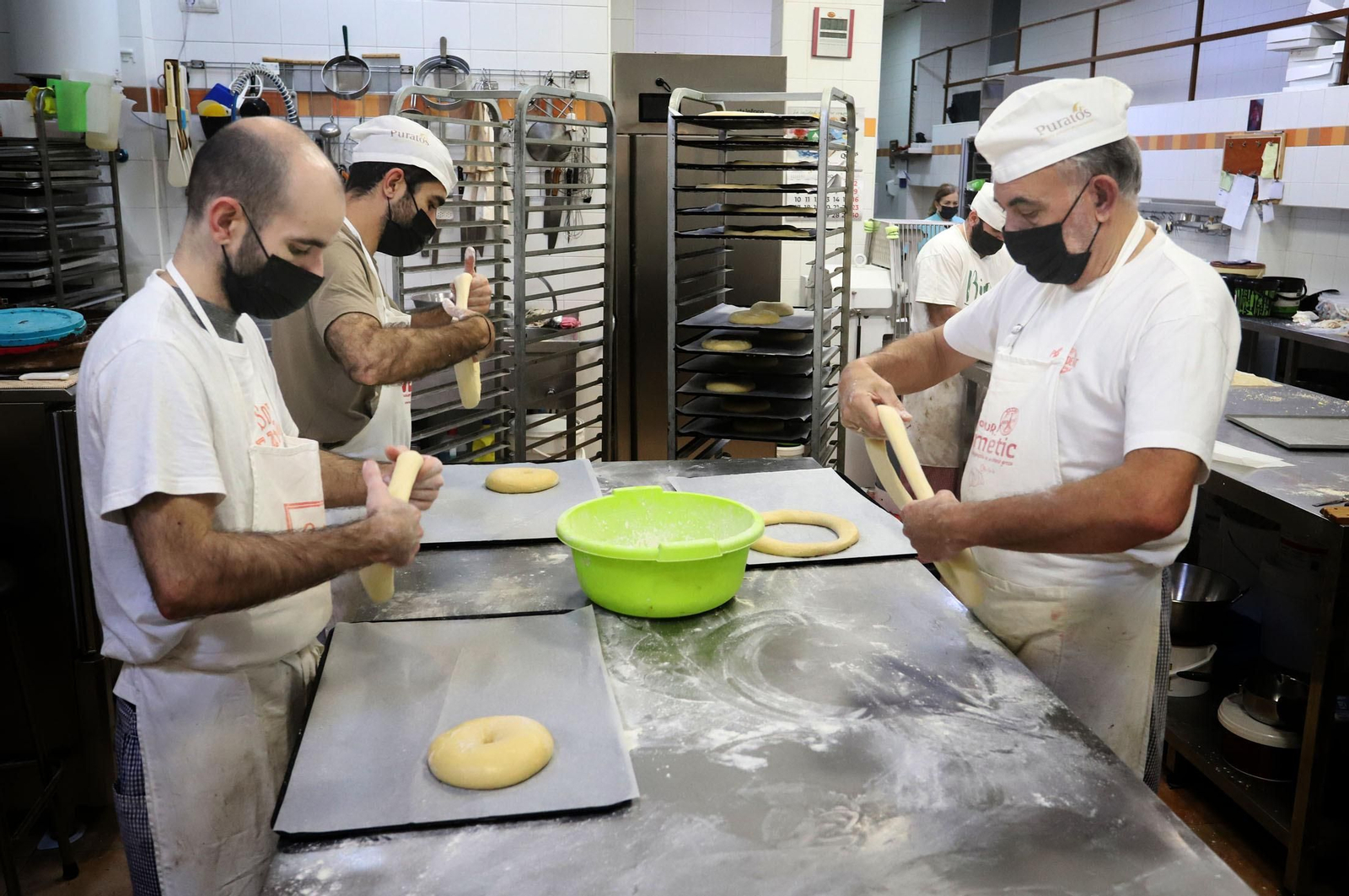 Imágenes de la elaboración del Roscón de Reyes en la Dulcería Nova Ruiz
