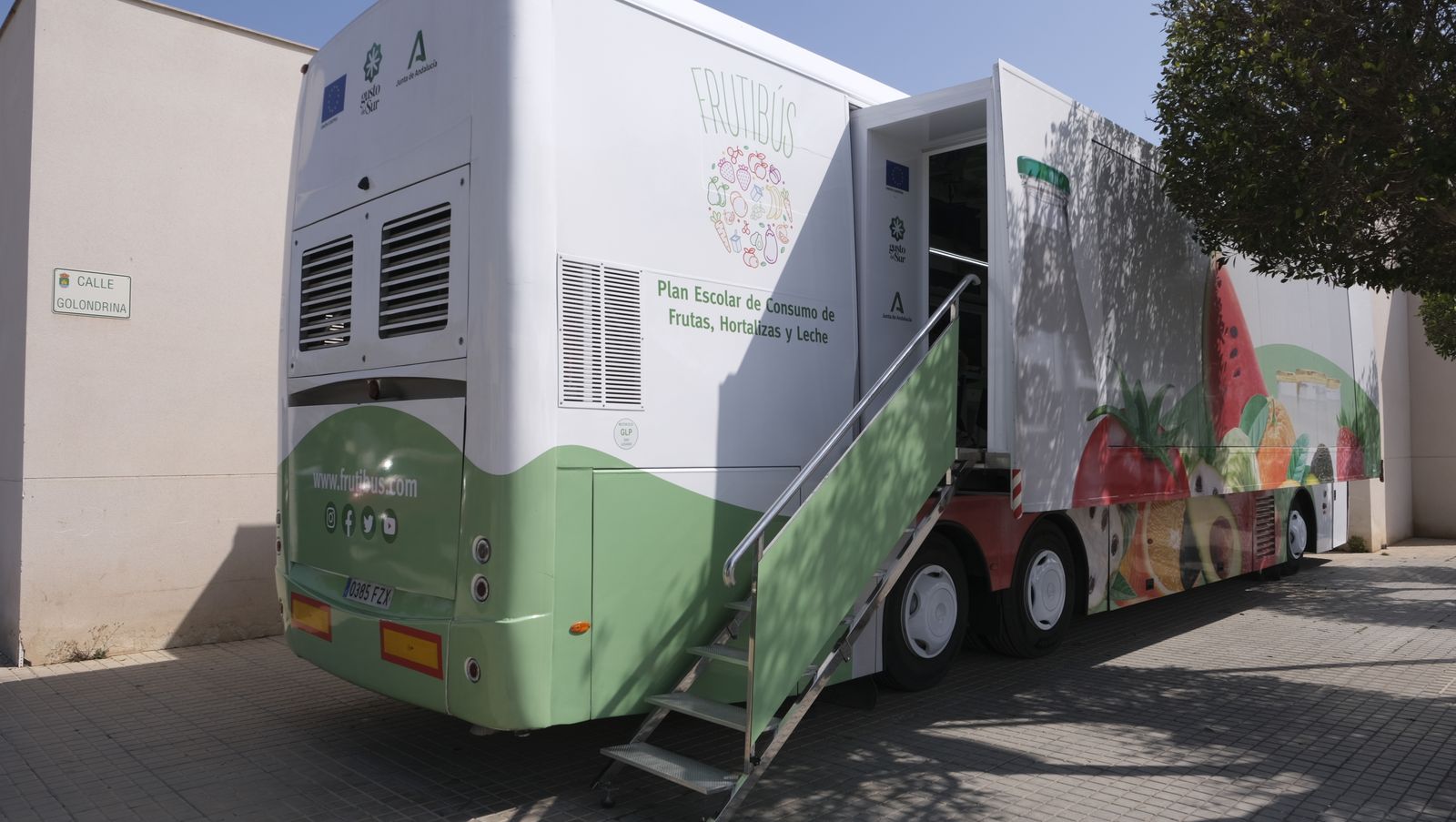 Imágenes de la caravana Frutibús, alimentación saludable, en Las Norias (El Ejido)