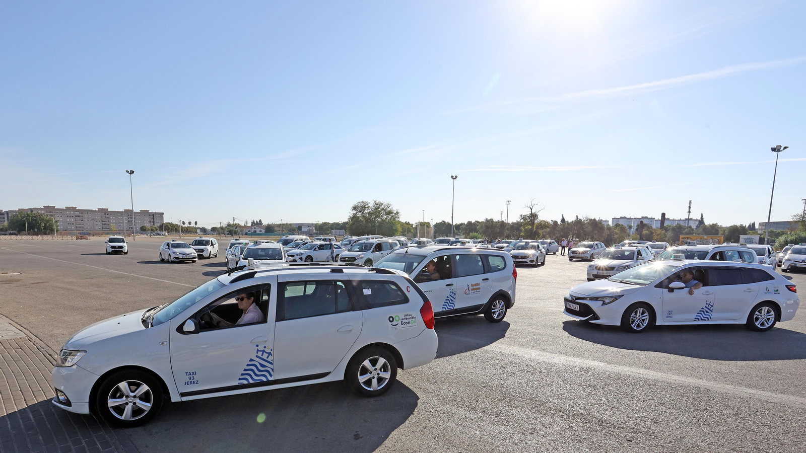 Los taxistas manifestándose por las calles de Jerez