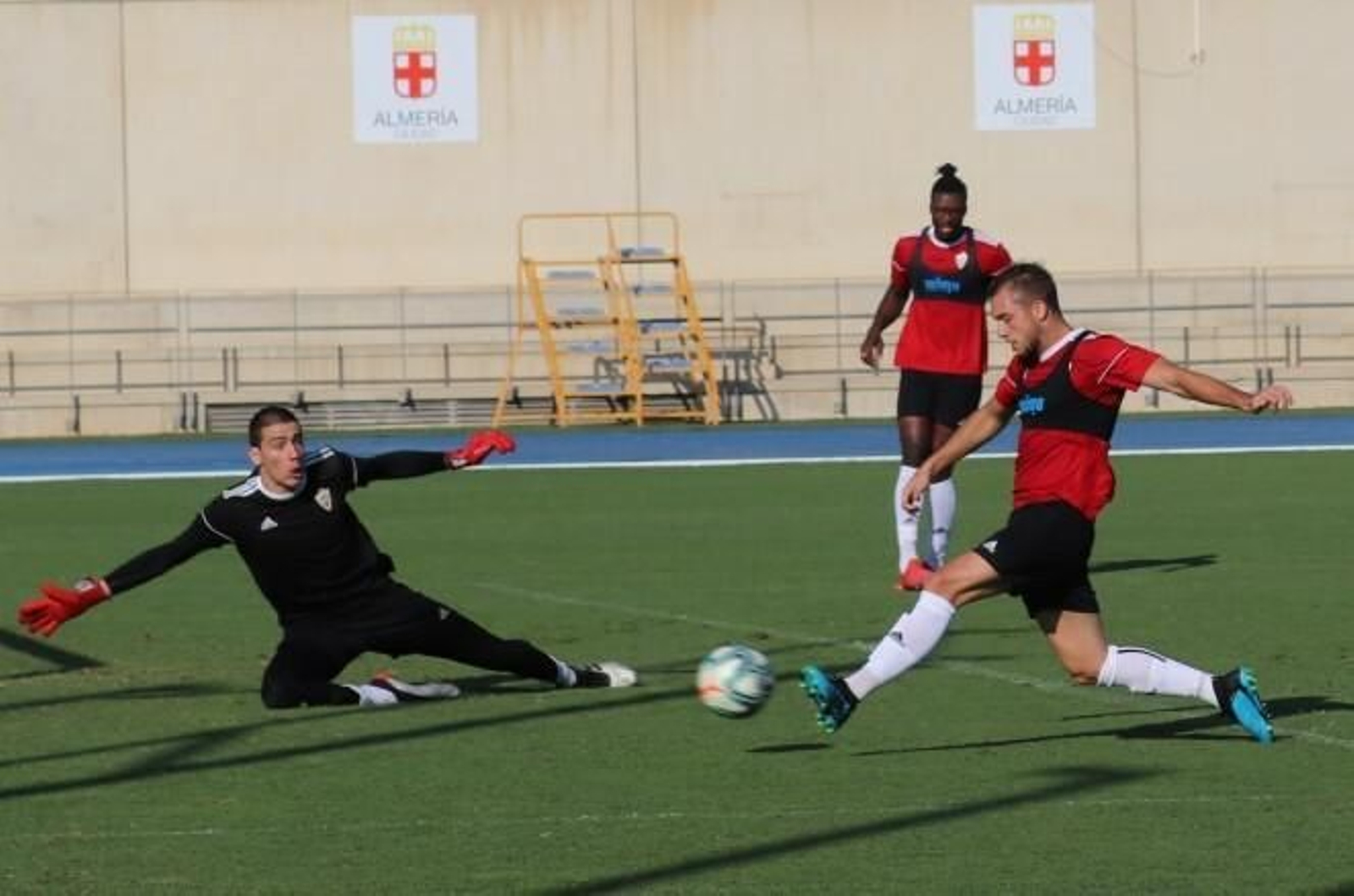 El meta Rosic es uno de los tres serbios del plantel, junto con Maras y Petrovic