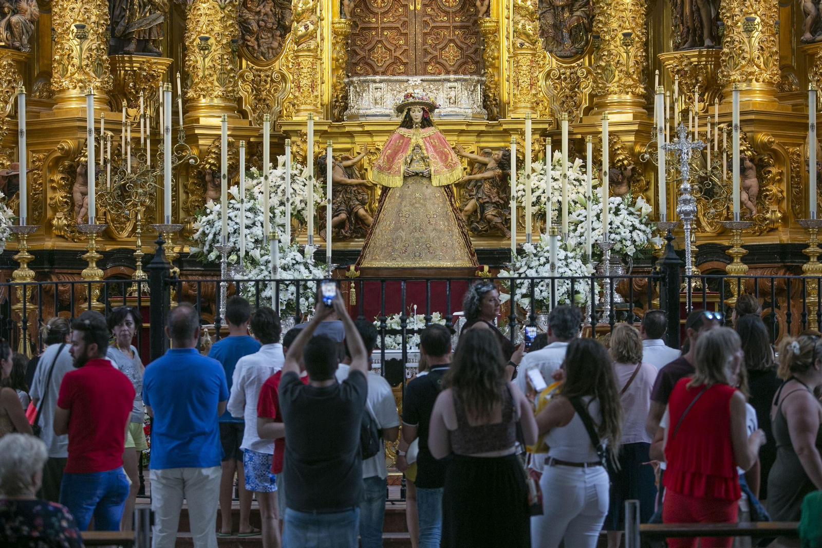 La Virgen del Rocío, vestida de Pastora, antes de ser trasladada en agosto de 2019.