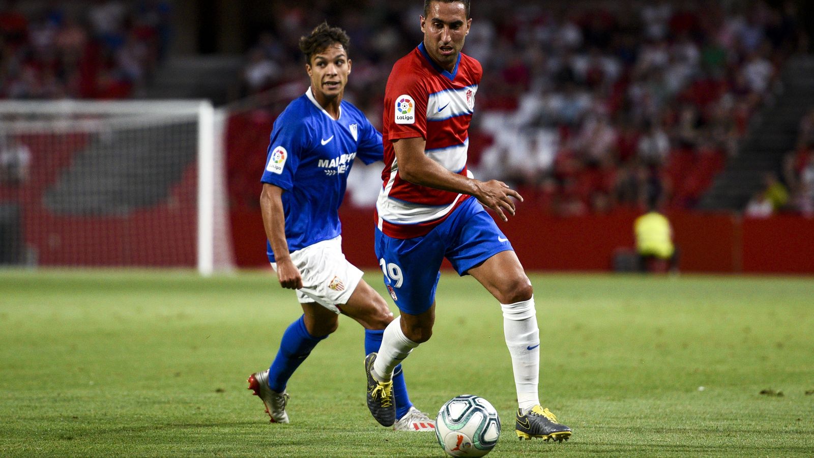 Montoro controla el balón ante Oliver Torres