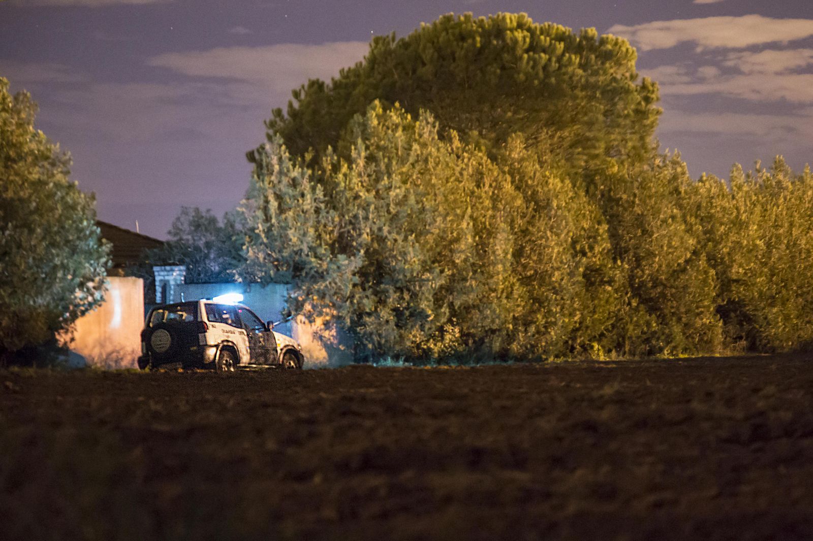 Un patrullero de la Guardia Civil, en la casa de la víctima la tarde del crimen.