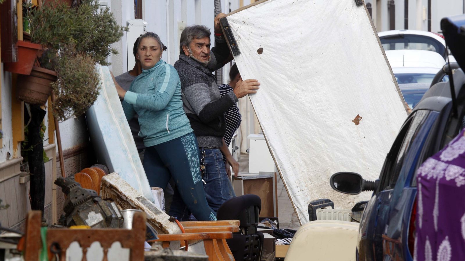 Vecinos de Cartaya intentan salvar lo que pueden tras la imponente riada