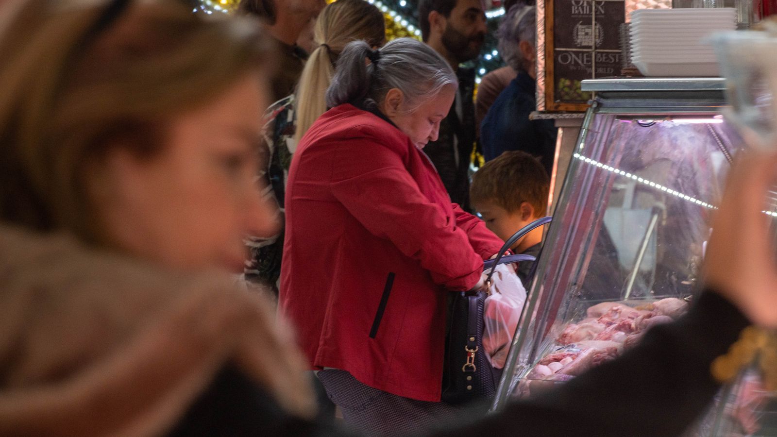 De compras para las cenas de Navidad en el mercado Ingeniero Torroja
