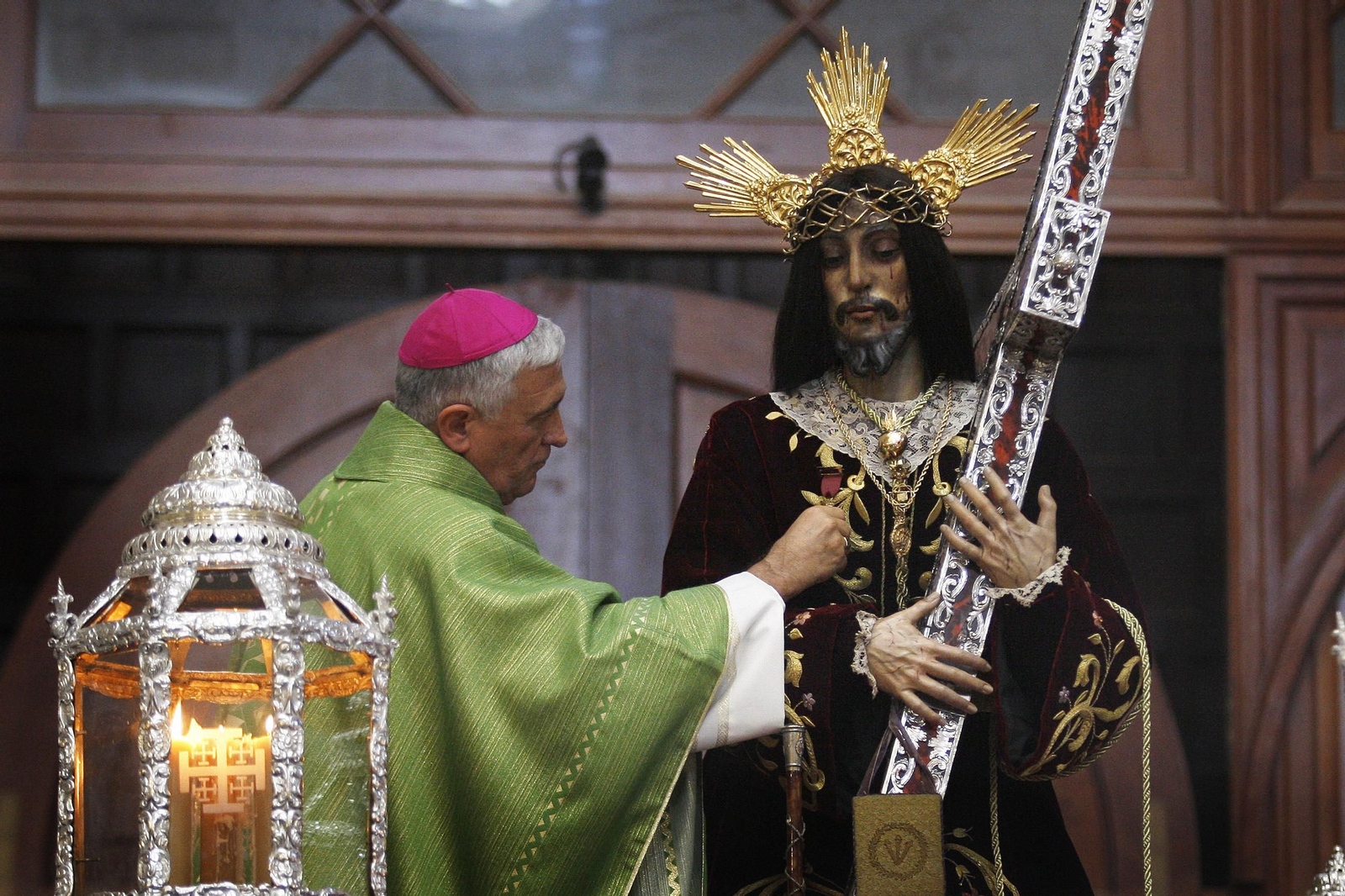 El obispo de Cádiz y Ceuta, Rafael  Zornoza , en una imagen de archivo, imponiéndole al Nazareno de Santa María la Medalla de Oro de la ciudad
