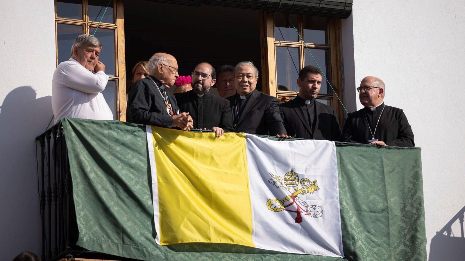 El nuncio apostólico contempla la procesión de la Virgen del Rocío desde el balcón de la casa de hermandad de Gines.